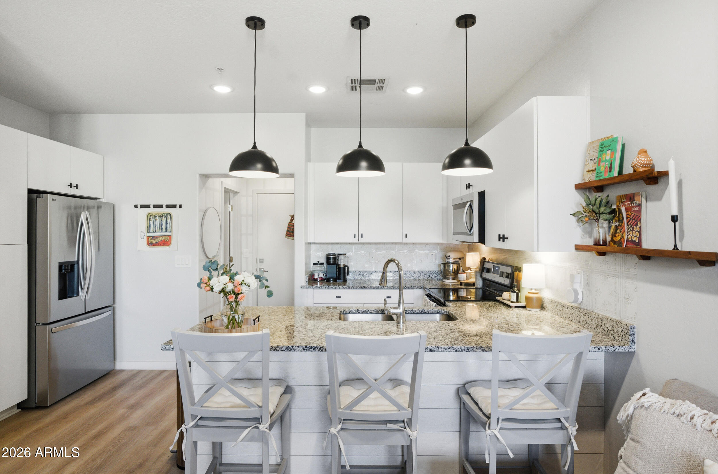 2282 E HIDALGO Avenue