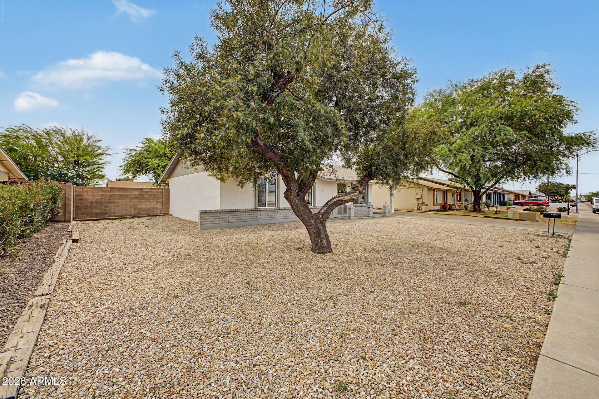 1425 W WICKIEUP Lane