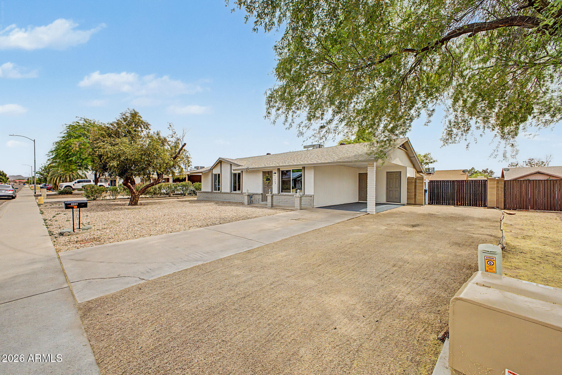 1425 W WICKIEUP Lane