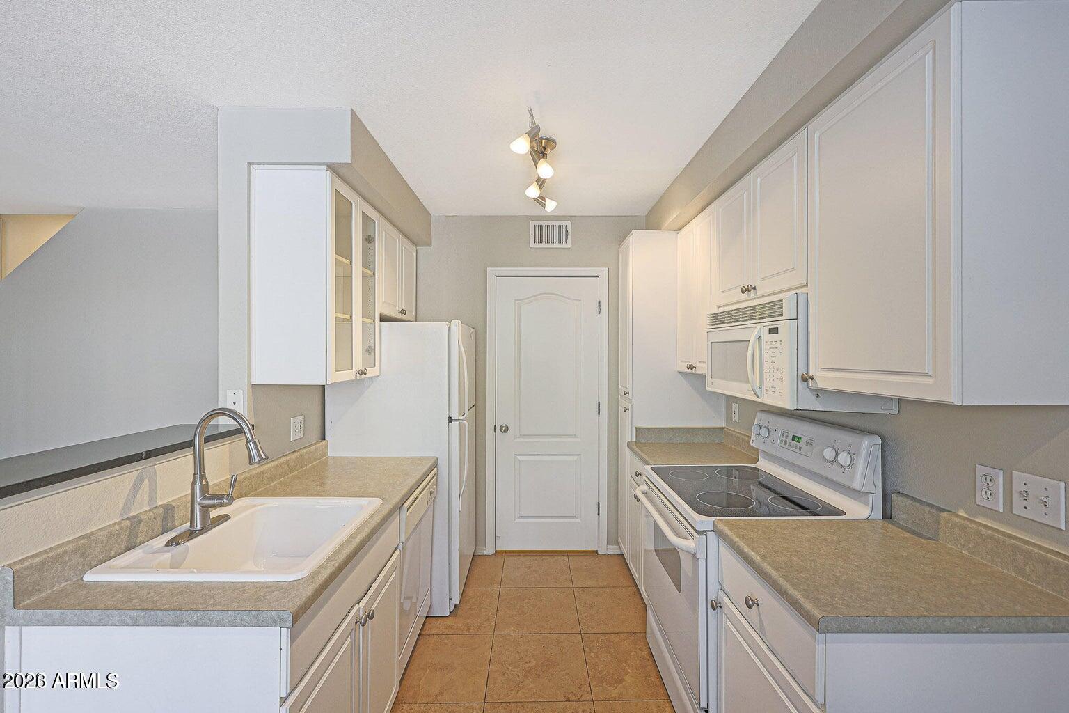 1701 E COLTER Street 11