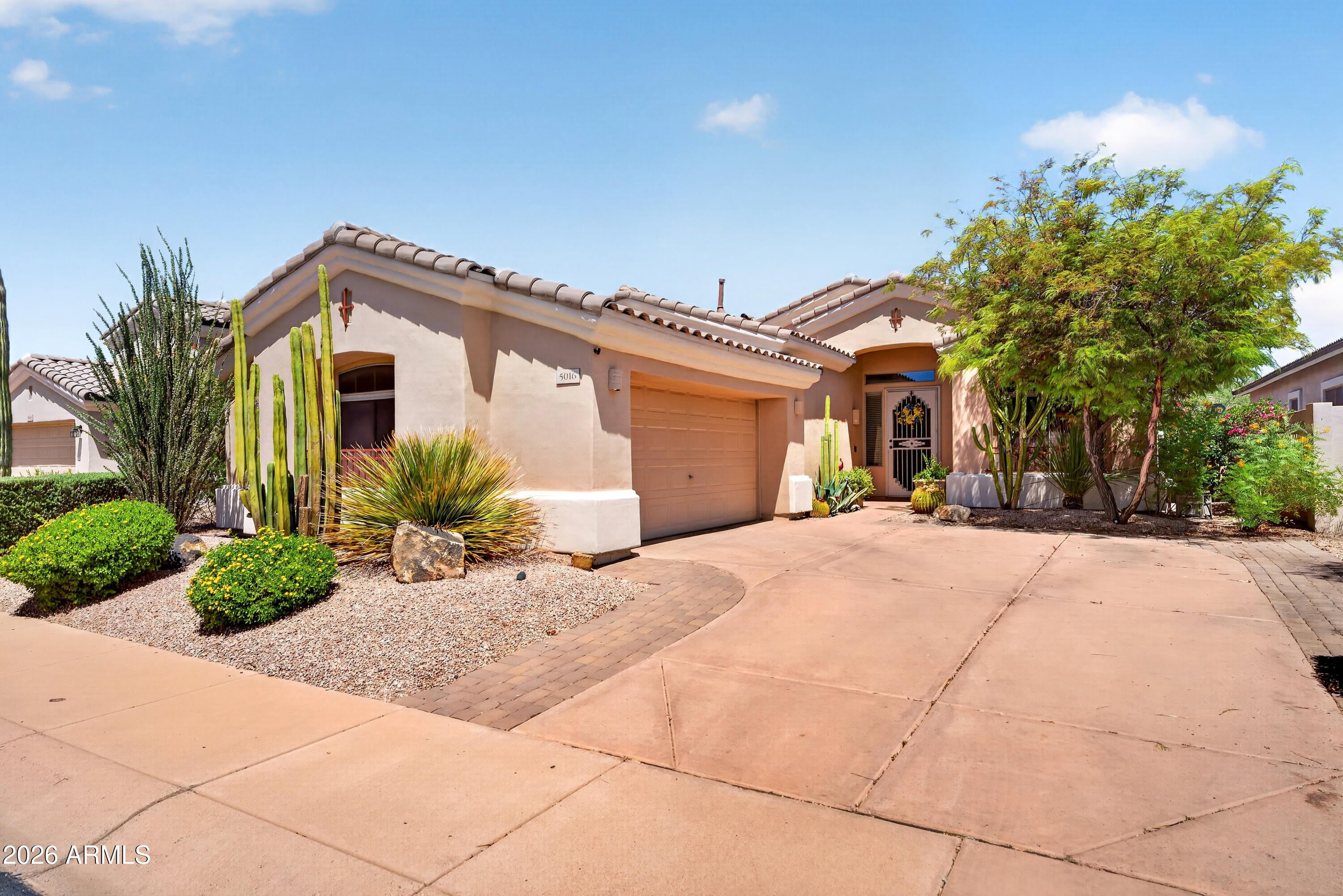 5016 E ROBIN Lane