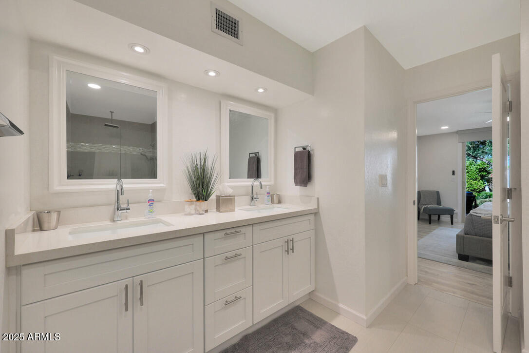 Scottsdale, Arizona 85250, United States, 2 Bedrooms Bedrooms, ,2 BathroomsBathrooms,Residential,Active,222098