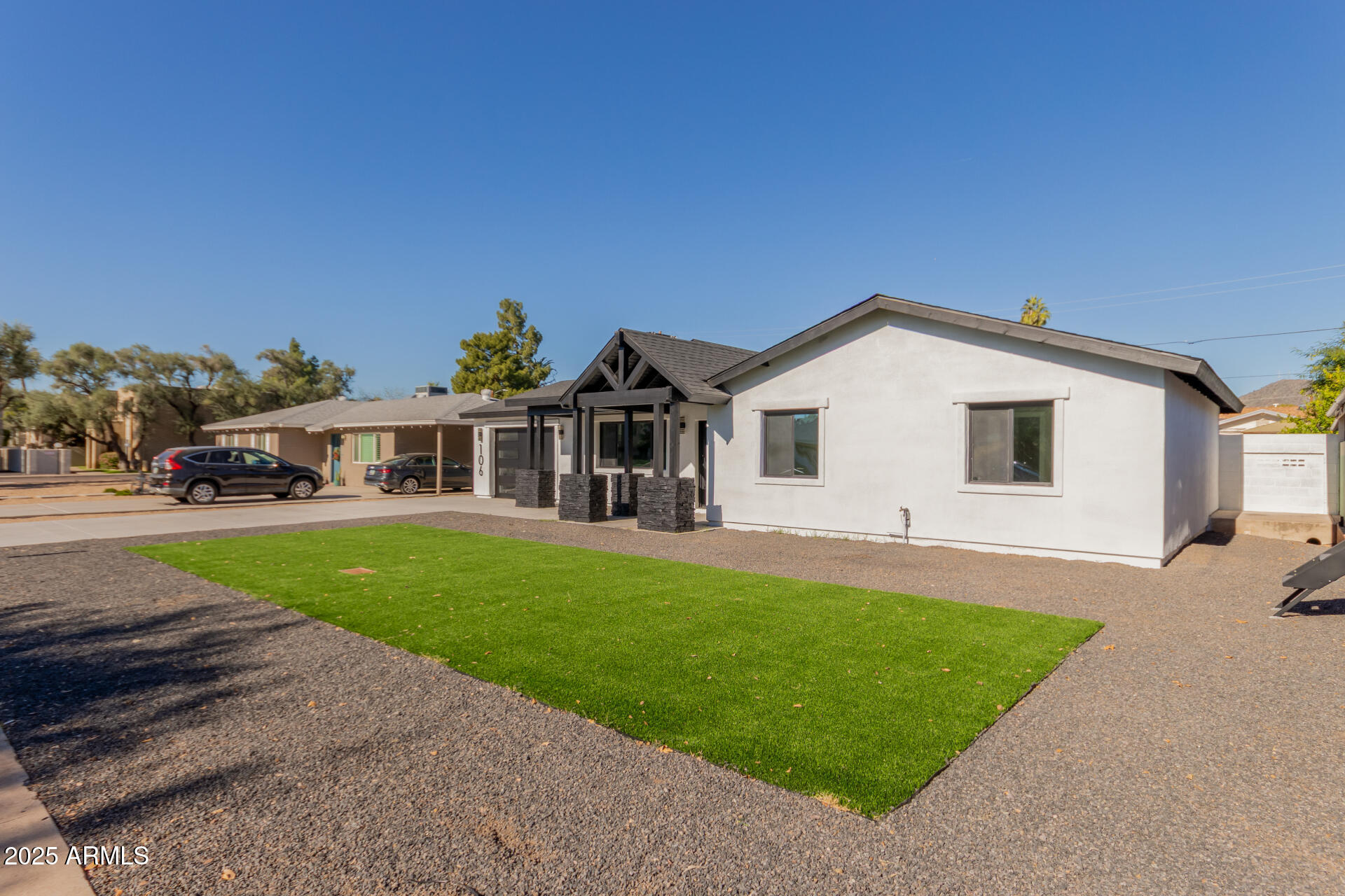 106 E El Camino Drive