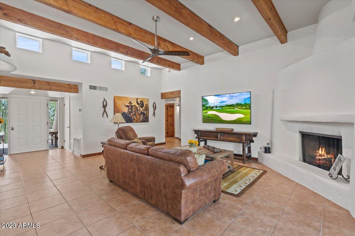 1816 E EAGLE CLAW Drive