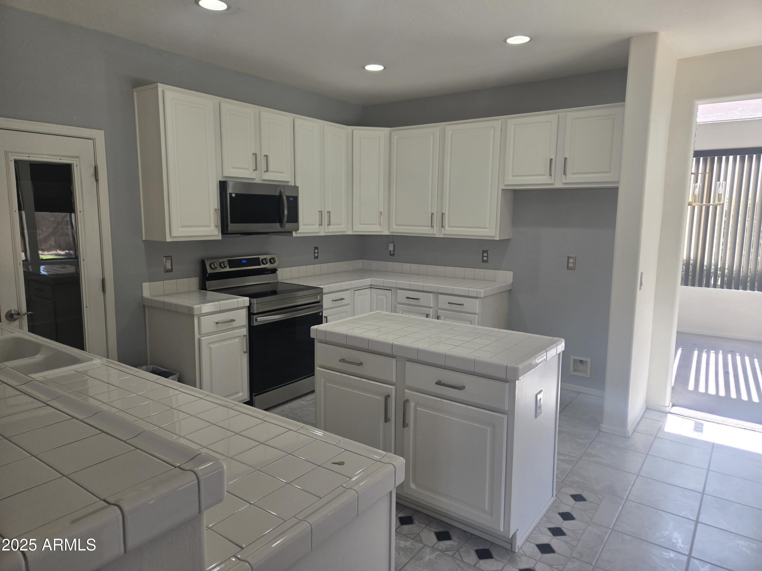 955 W LAUREL Avenue