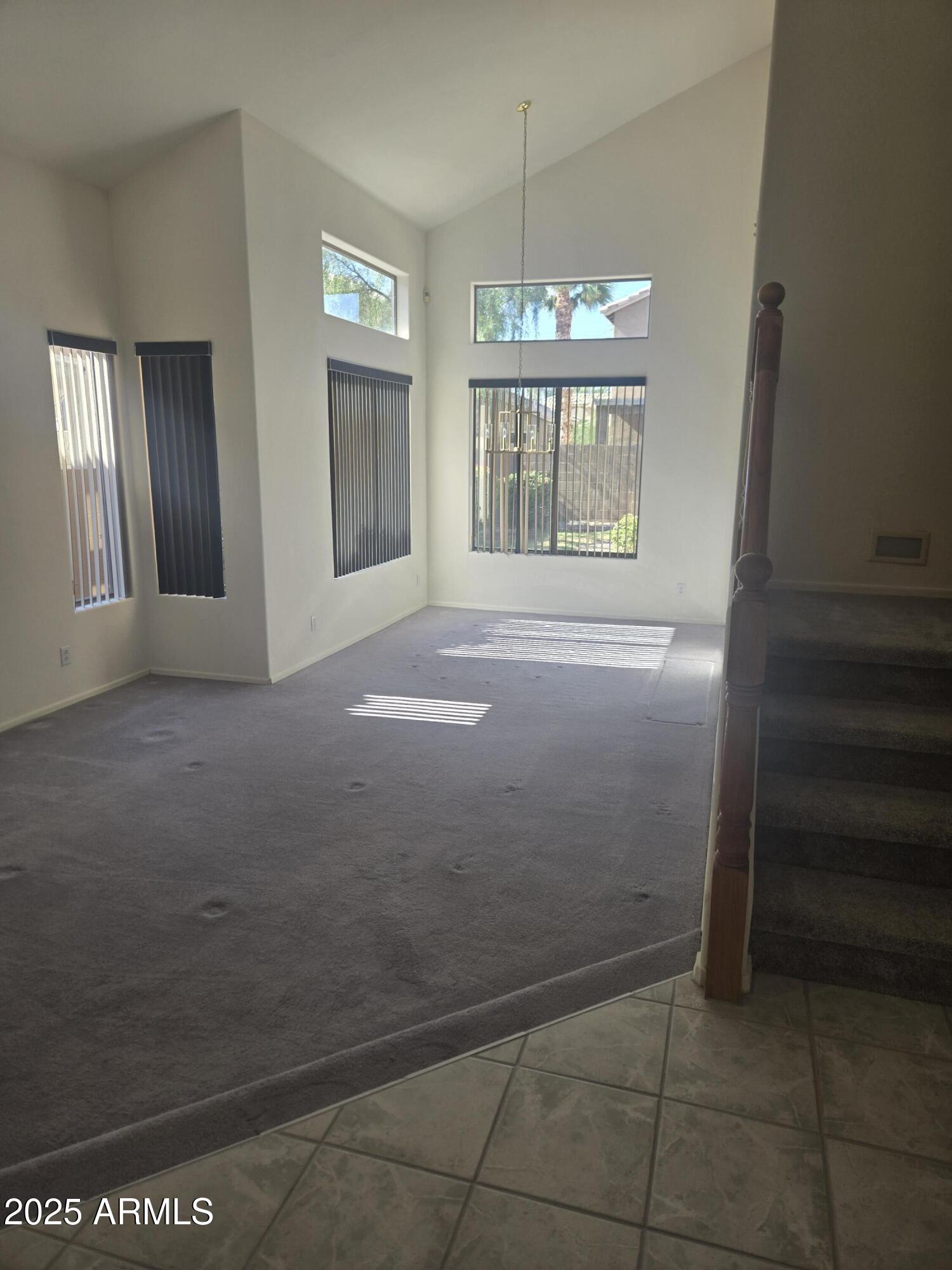 955 W LAUREL Avenue