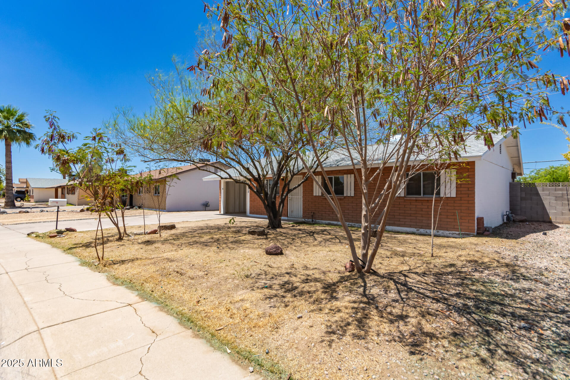 2112 W DAHLIA Drive