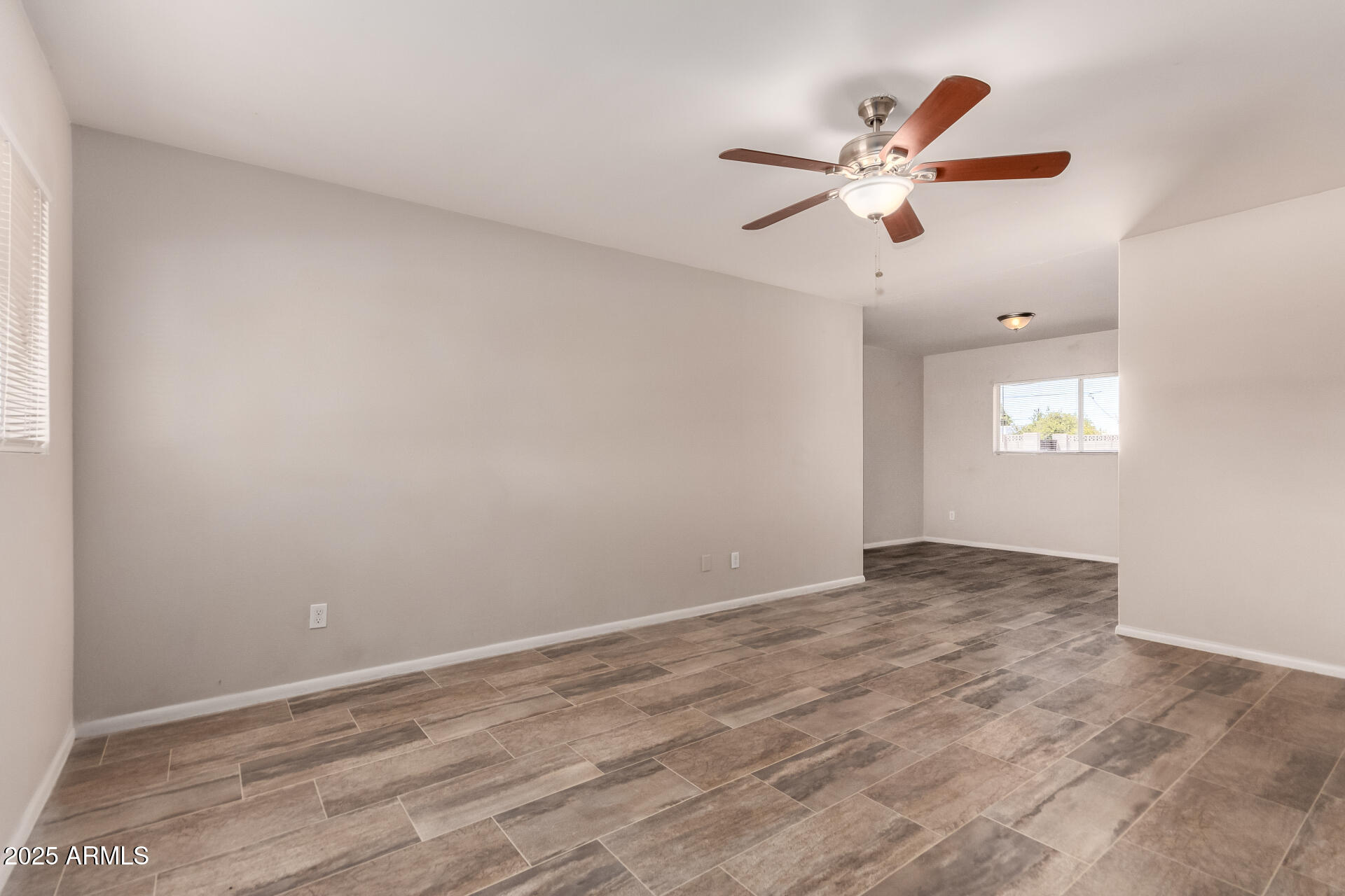 2112 W DAHLIA Drive
