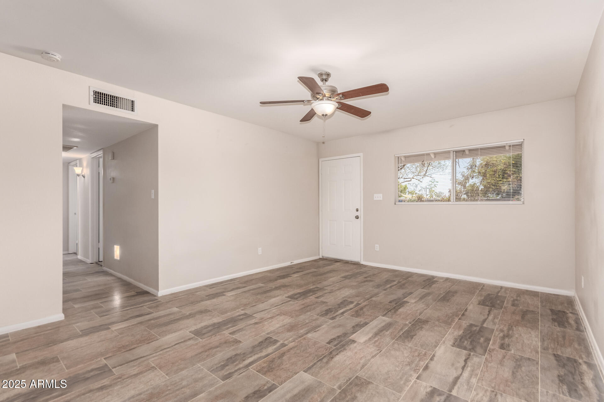 2112 W DAHLIA Drive