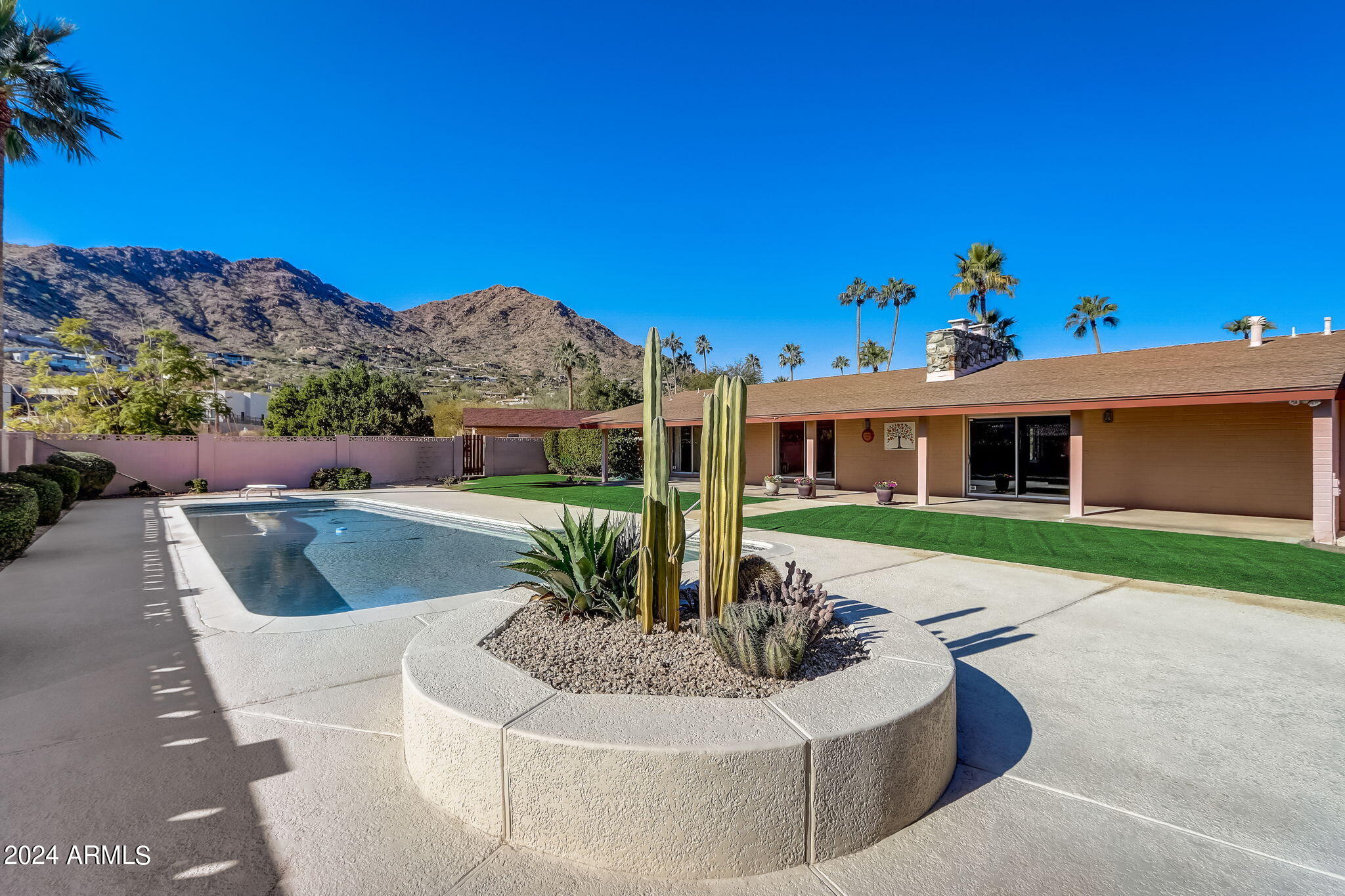 ROLLING HILLS - Residential