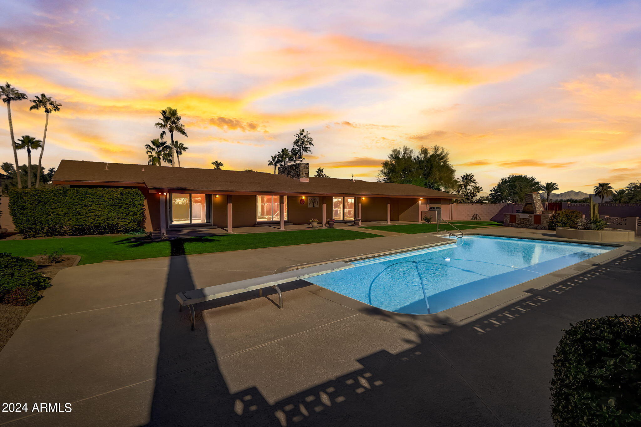 ROLLING HILLS - Residential