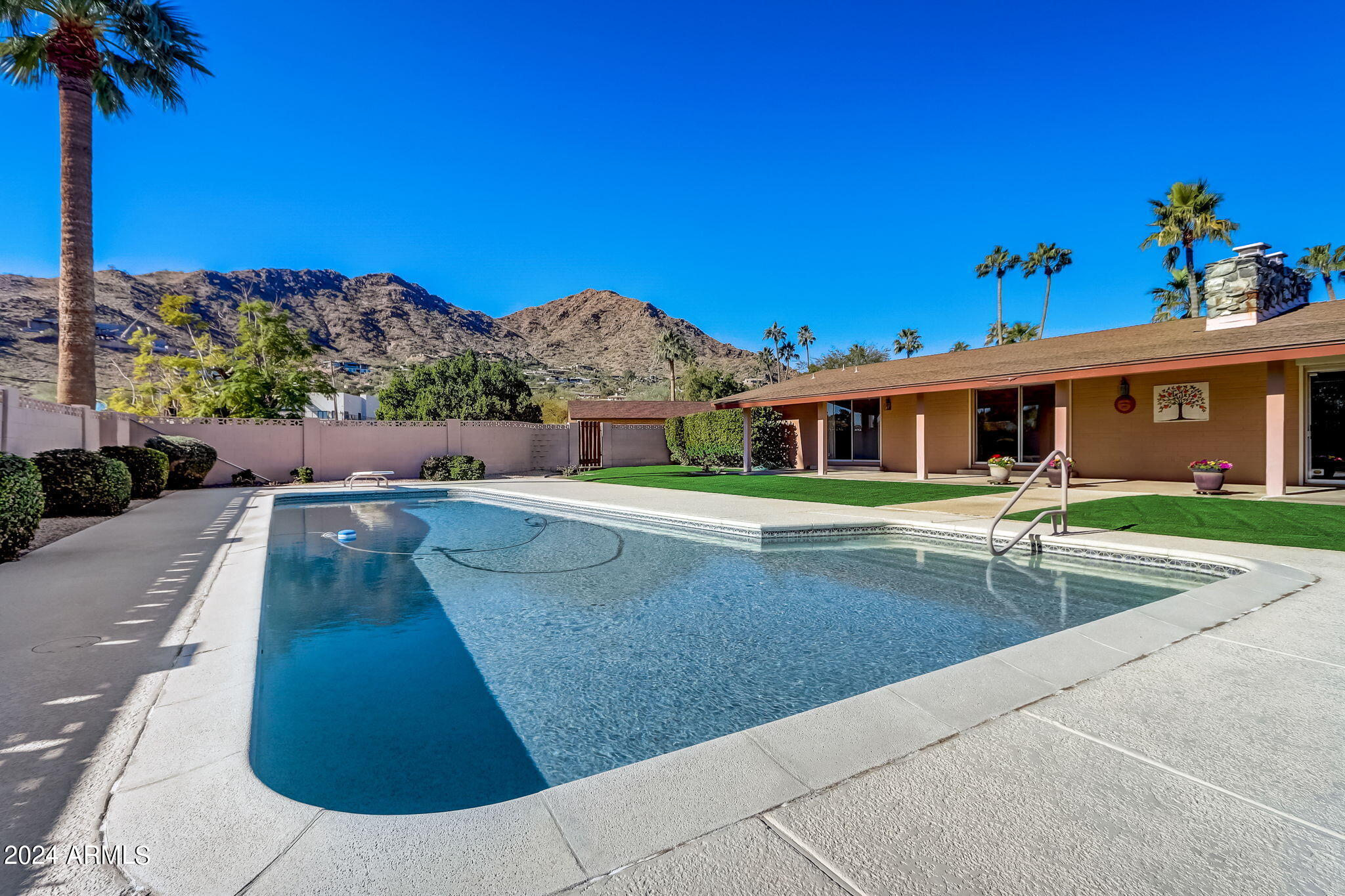 ROLLING HILLS - Residential