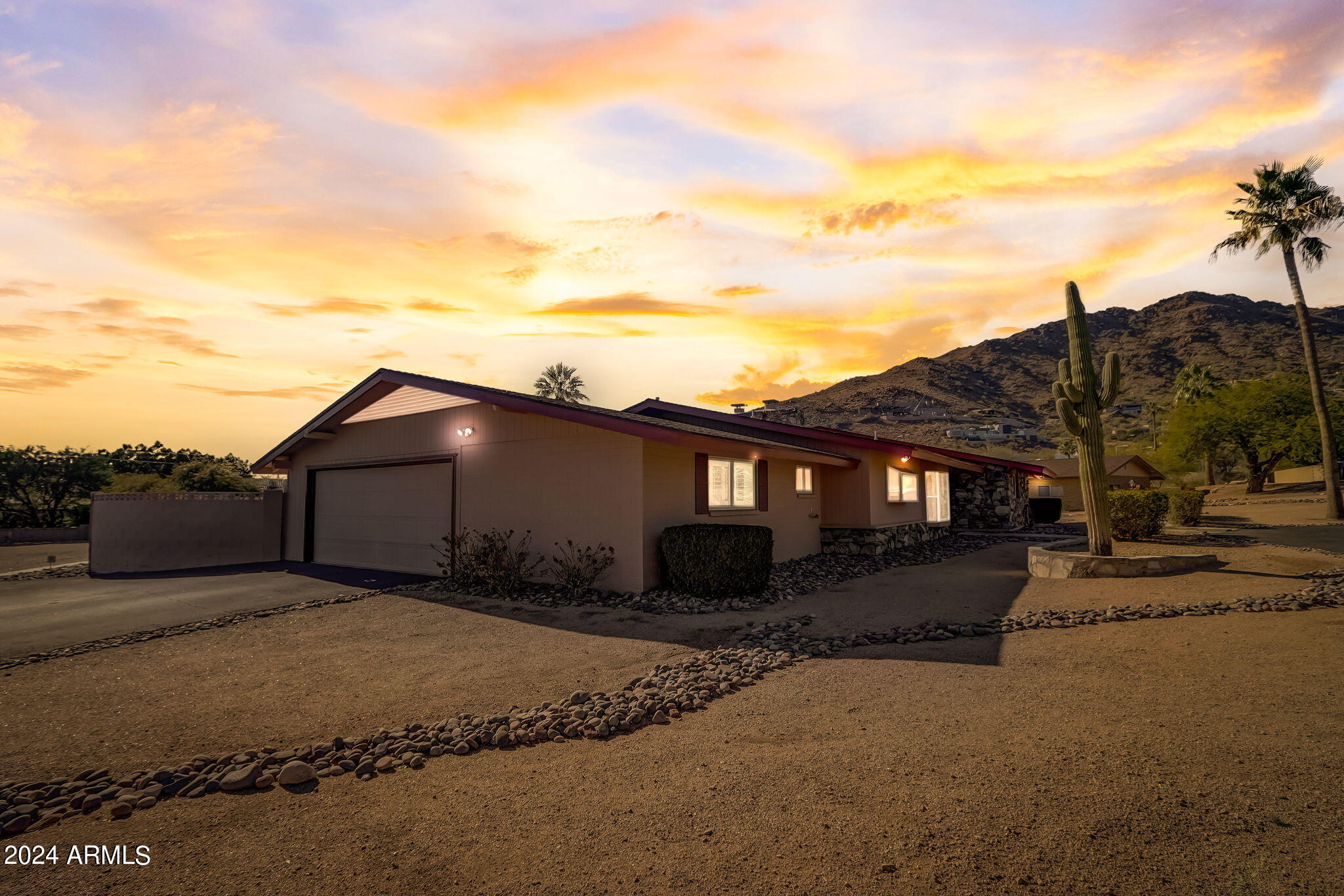 ROLLING HILLS - Residential
