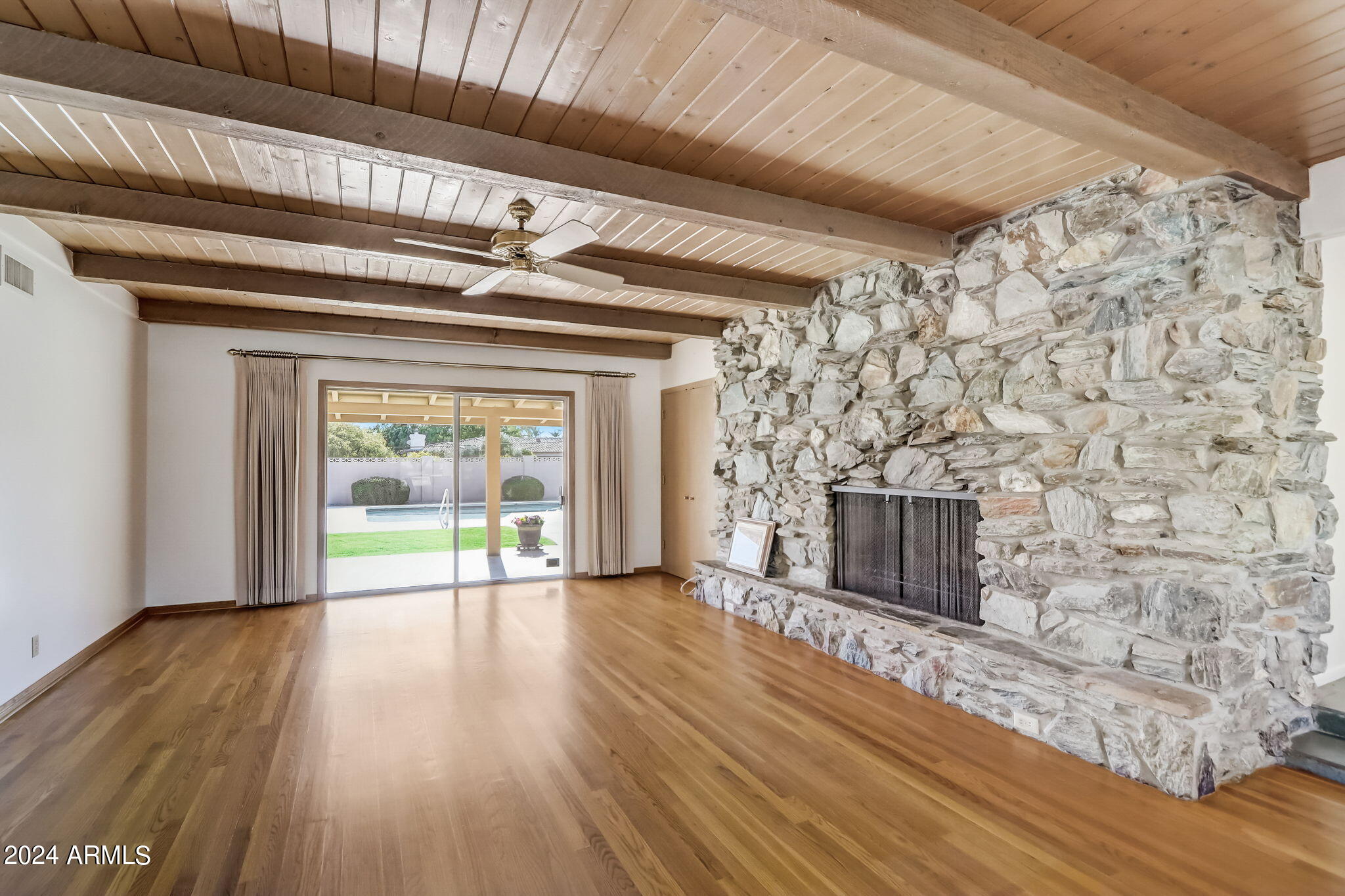 ROLLING HILLS - Residential
