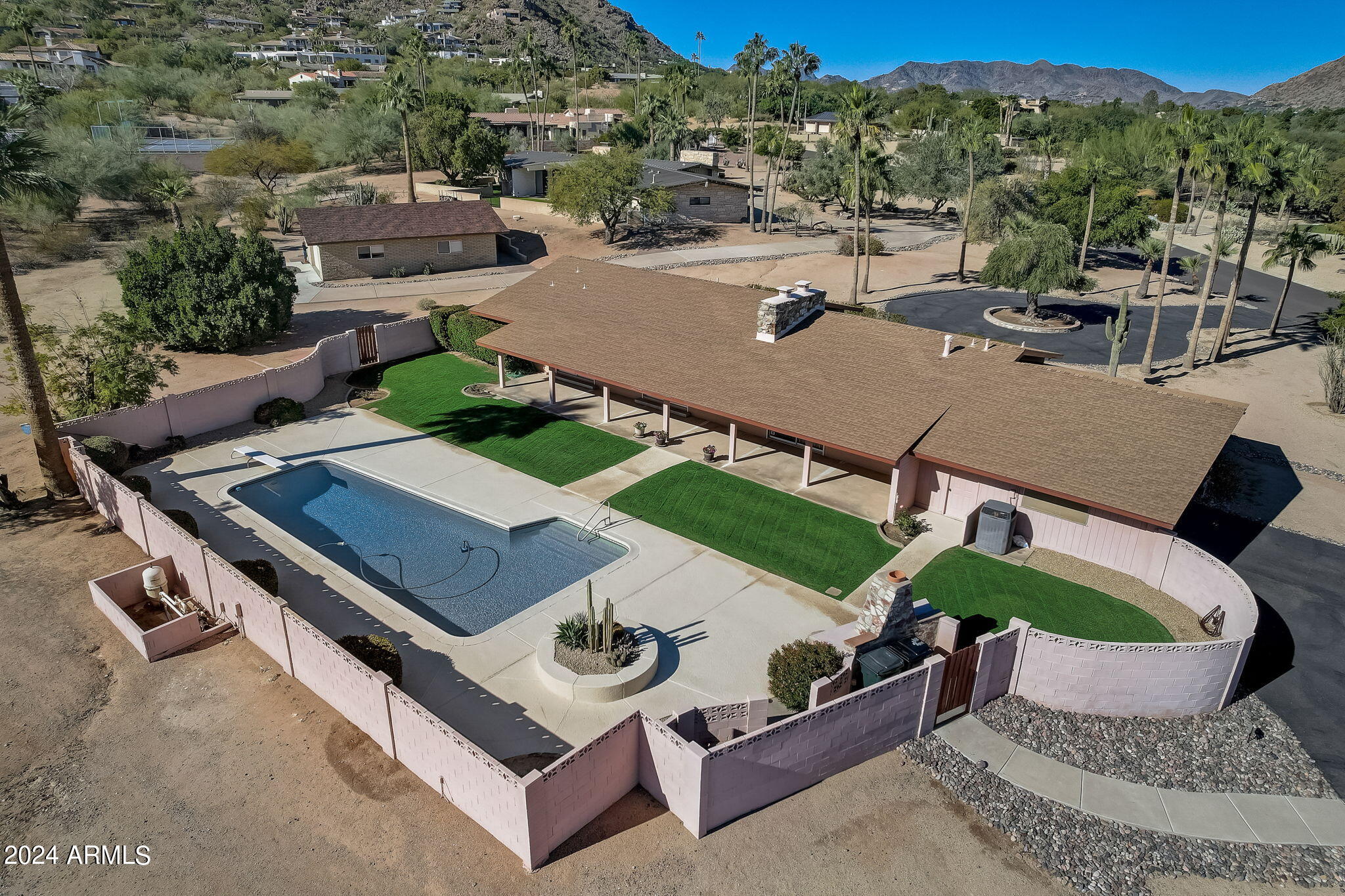 ROLLING HILLS - Residential