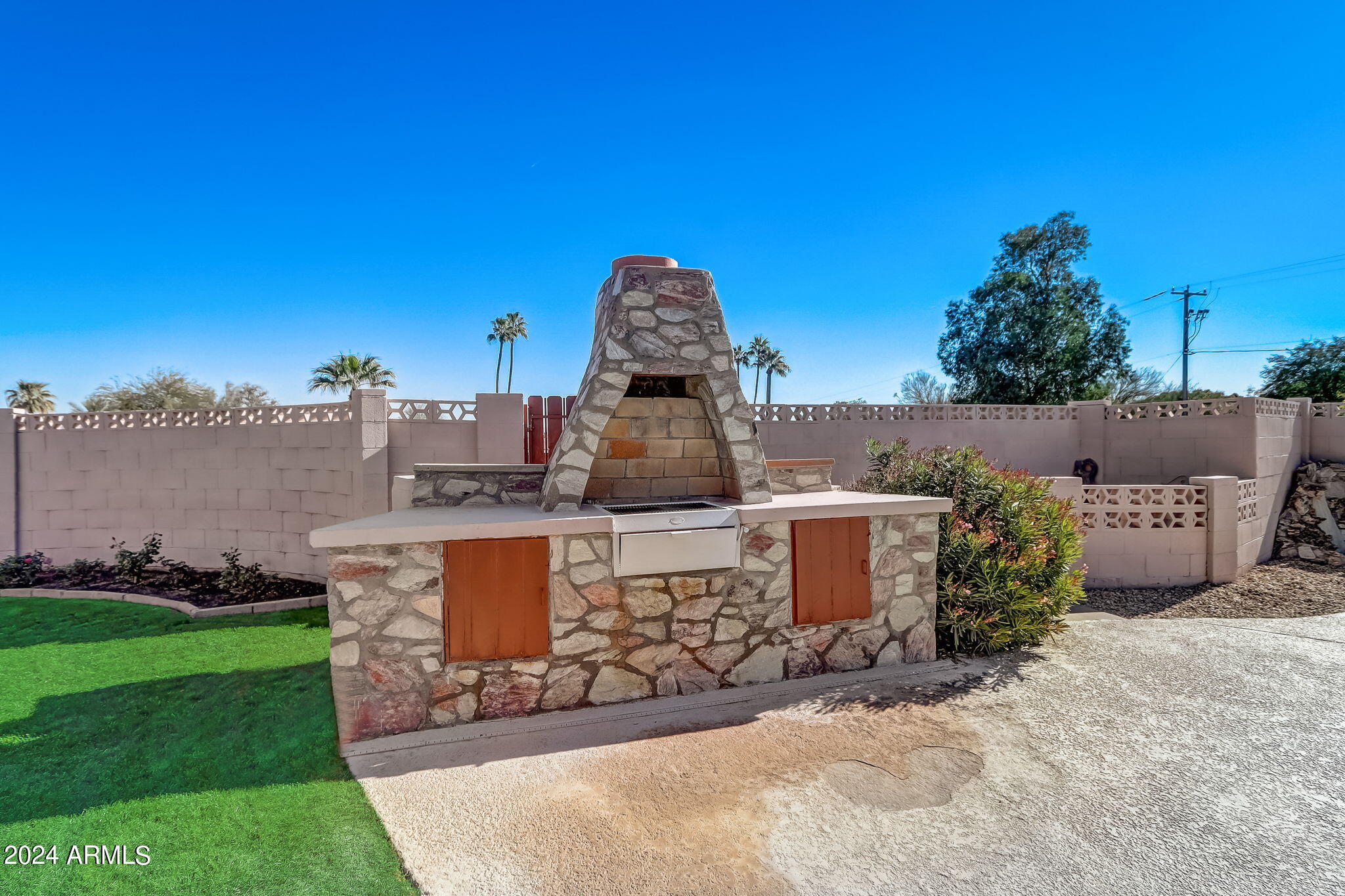 ROLLING HILLS - Residential
