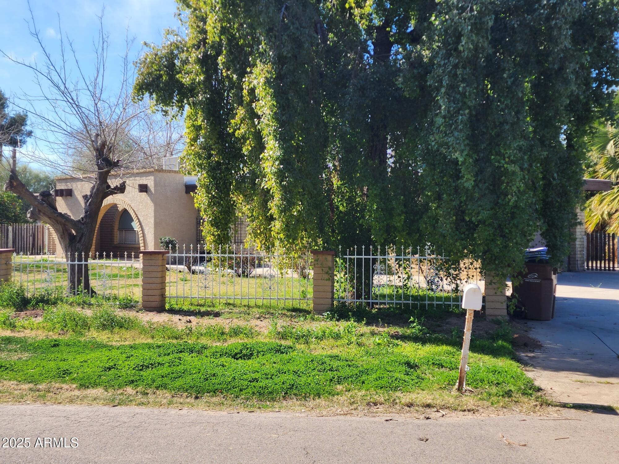 802 N ALZORA Way