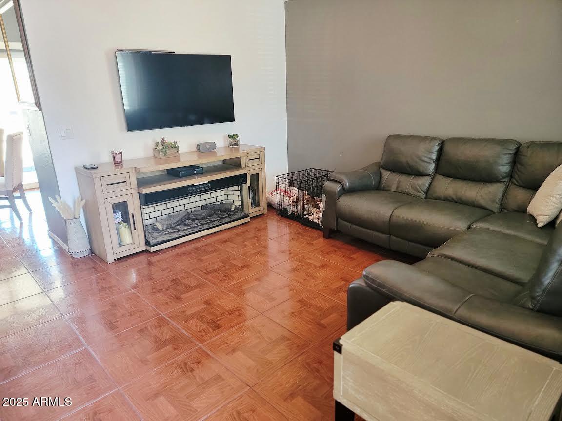 1124 W NANCY Lane