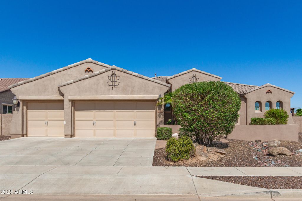 Photo of 5107 N 194th Drive, Litchfield Park, AZ 85340 (MLS # 6886403)