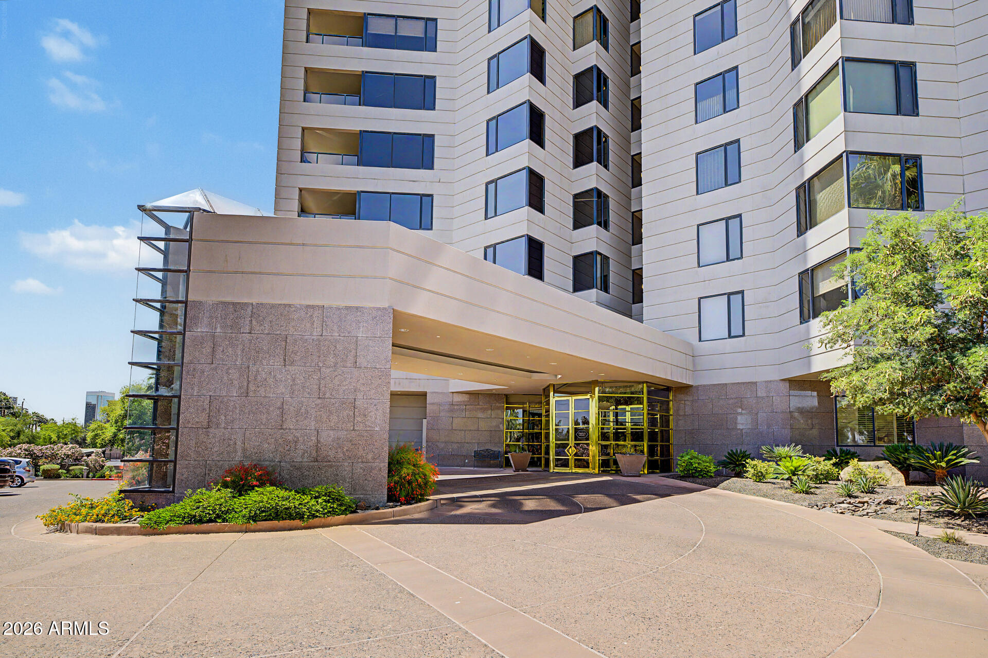 1040 E OSBORN Road 402