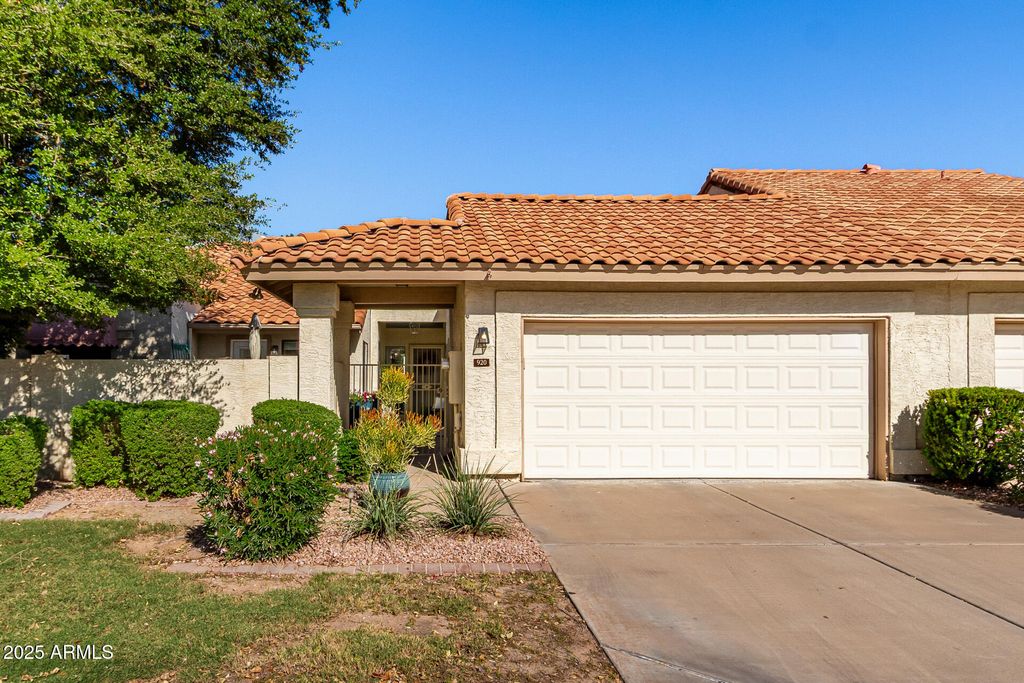 Photo of 920 E Mcnair Drive, Tempe, AZ 85283 (MLS # 6965898)