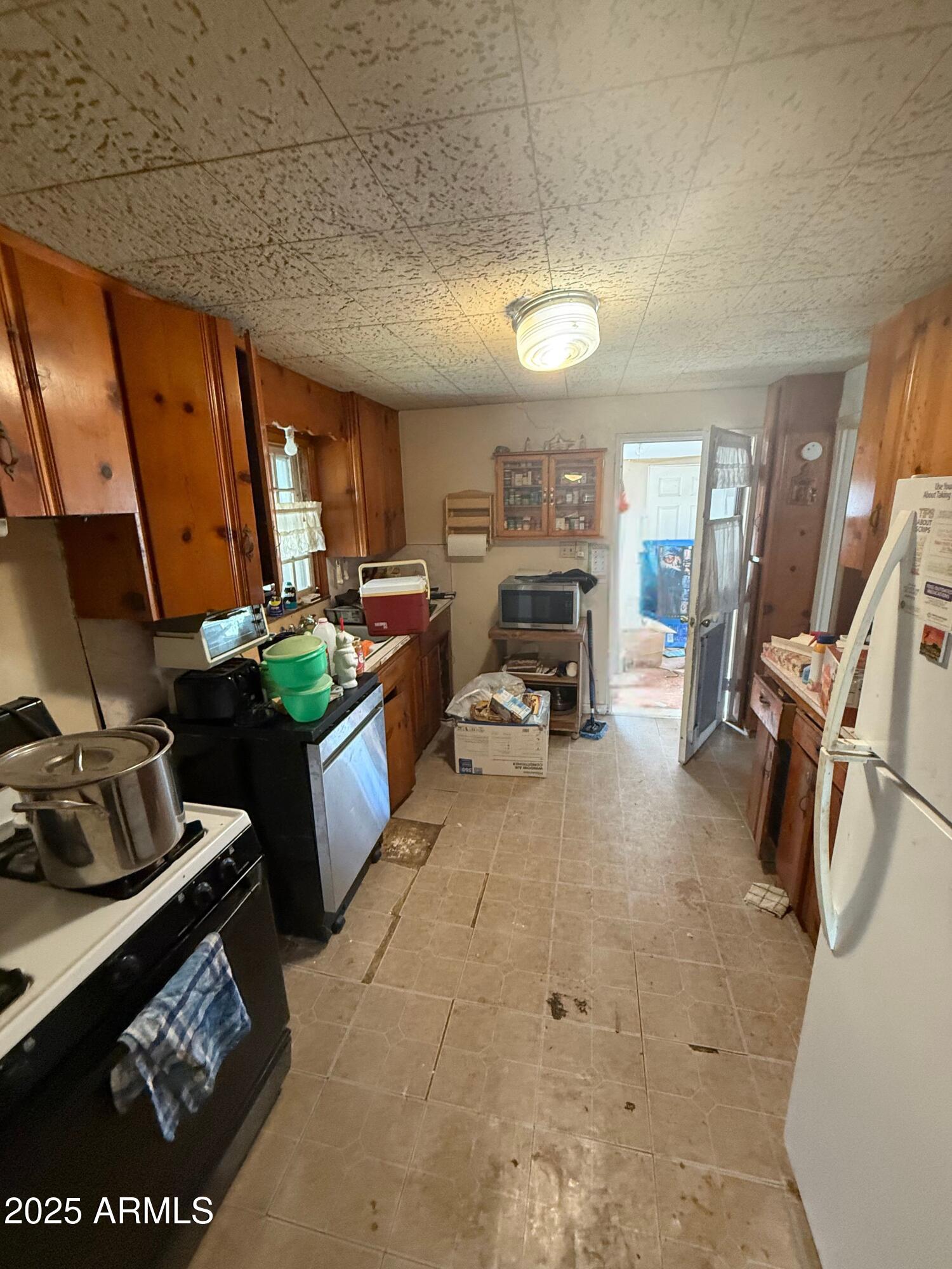 2041 E HARVARD Street