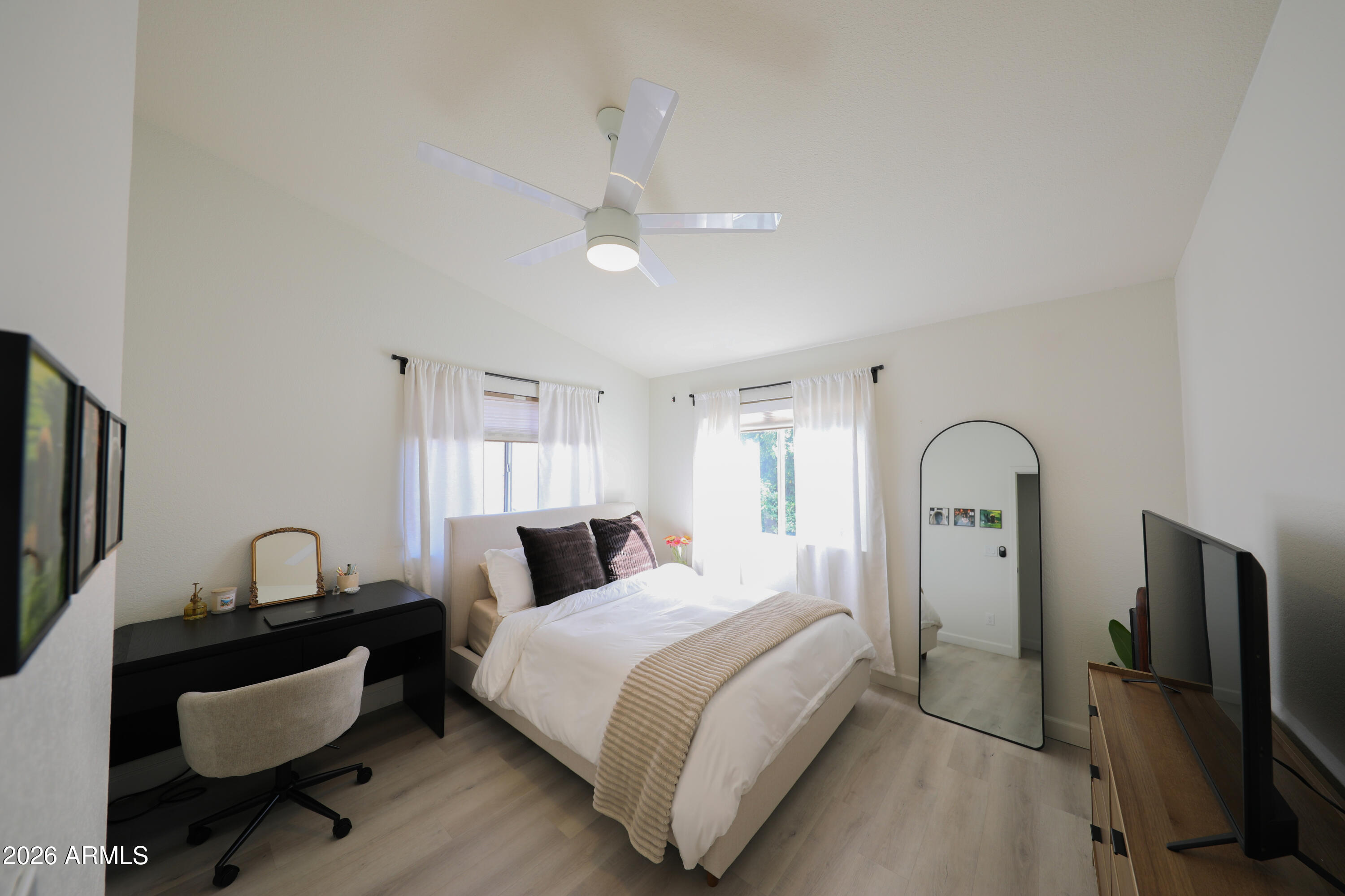 4003 W ROSE GARDEN Lane