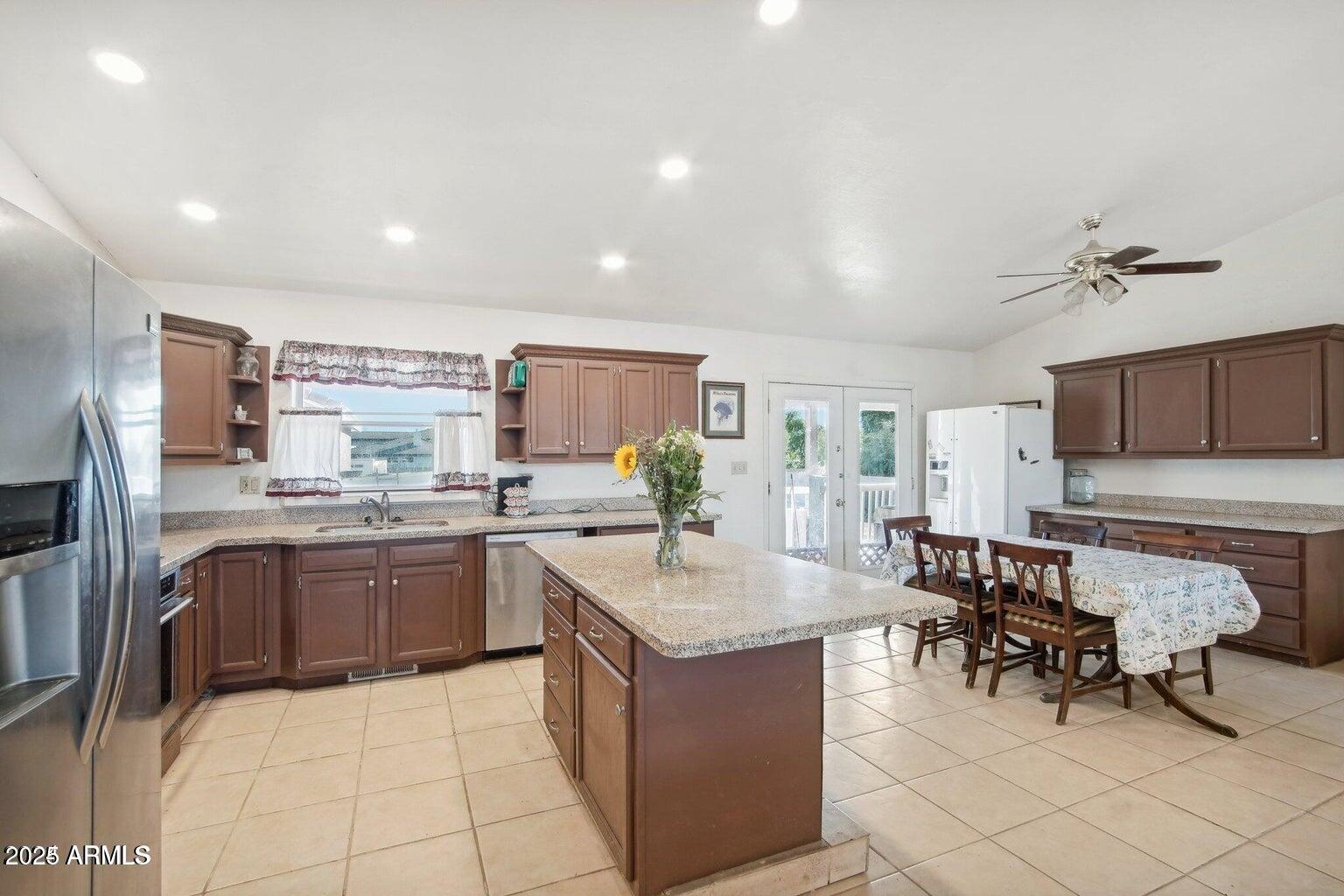 Homes 3 8343 W CALLE LEJOS --