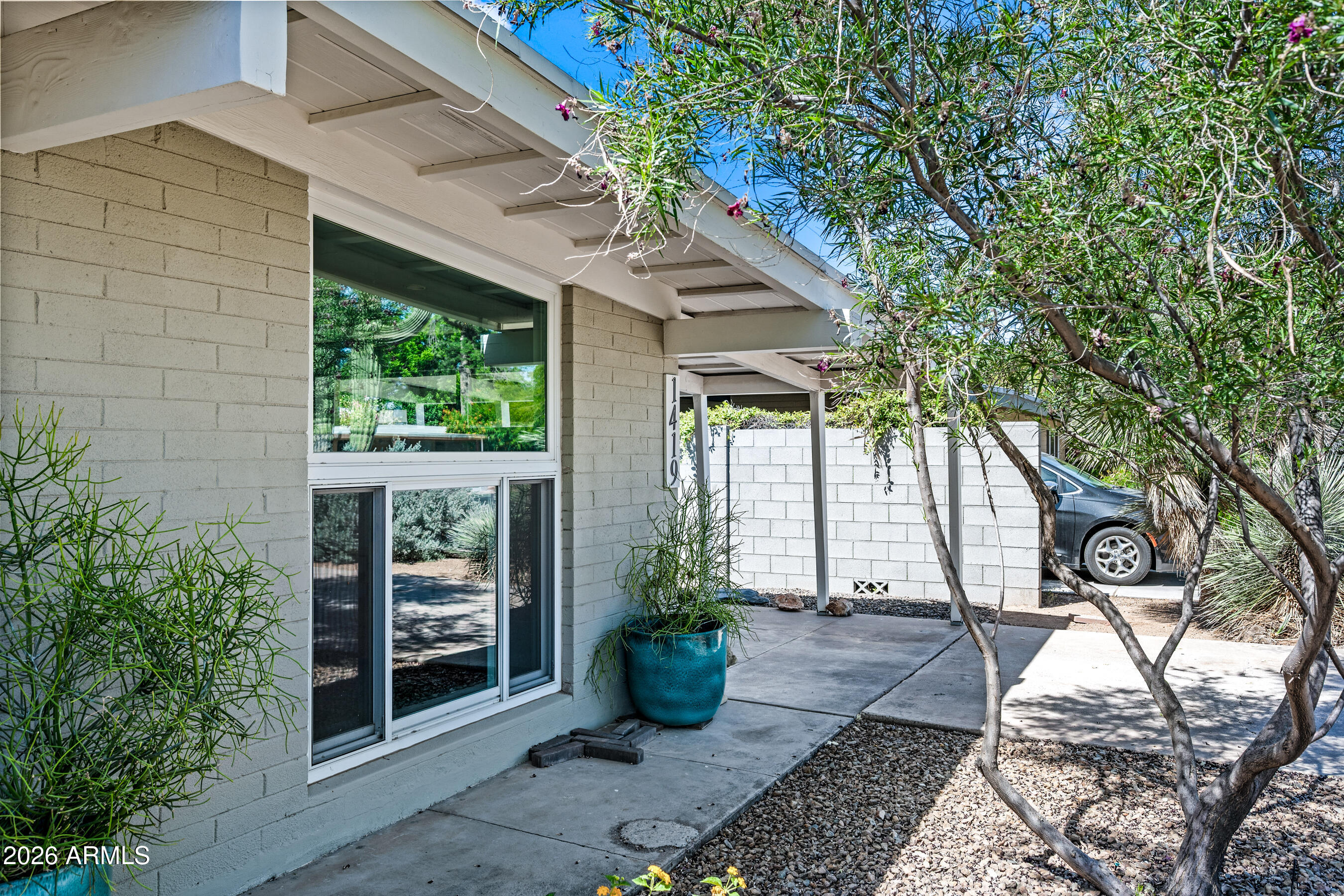 1419 E RANCHO Drive