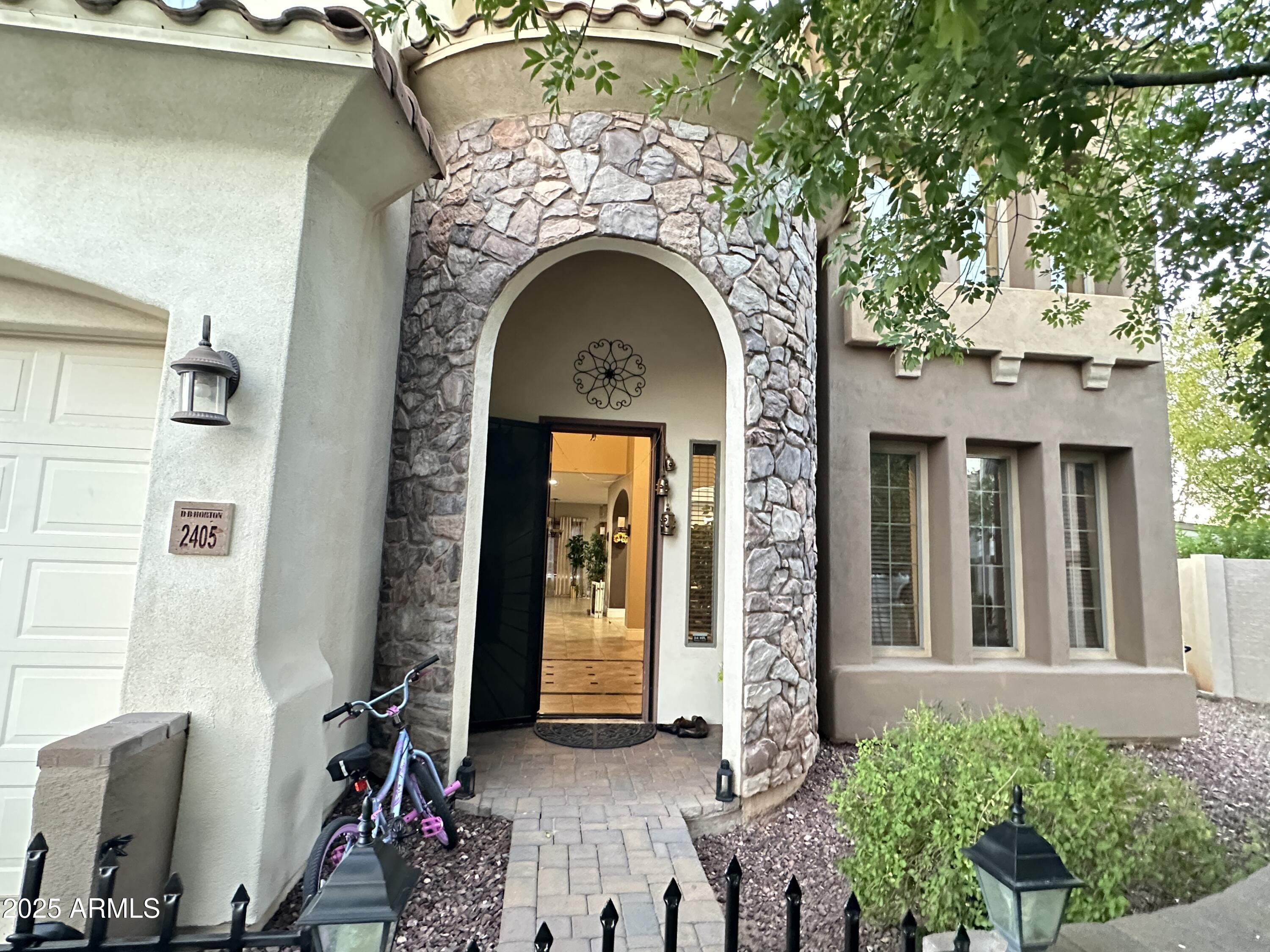 2405 E CHARLOTTE Drive