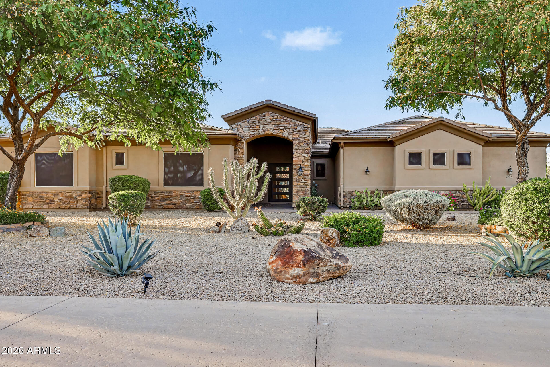 806 W DESERT RANCH Road