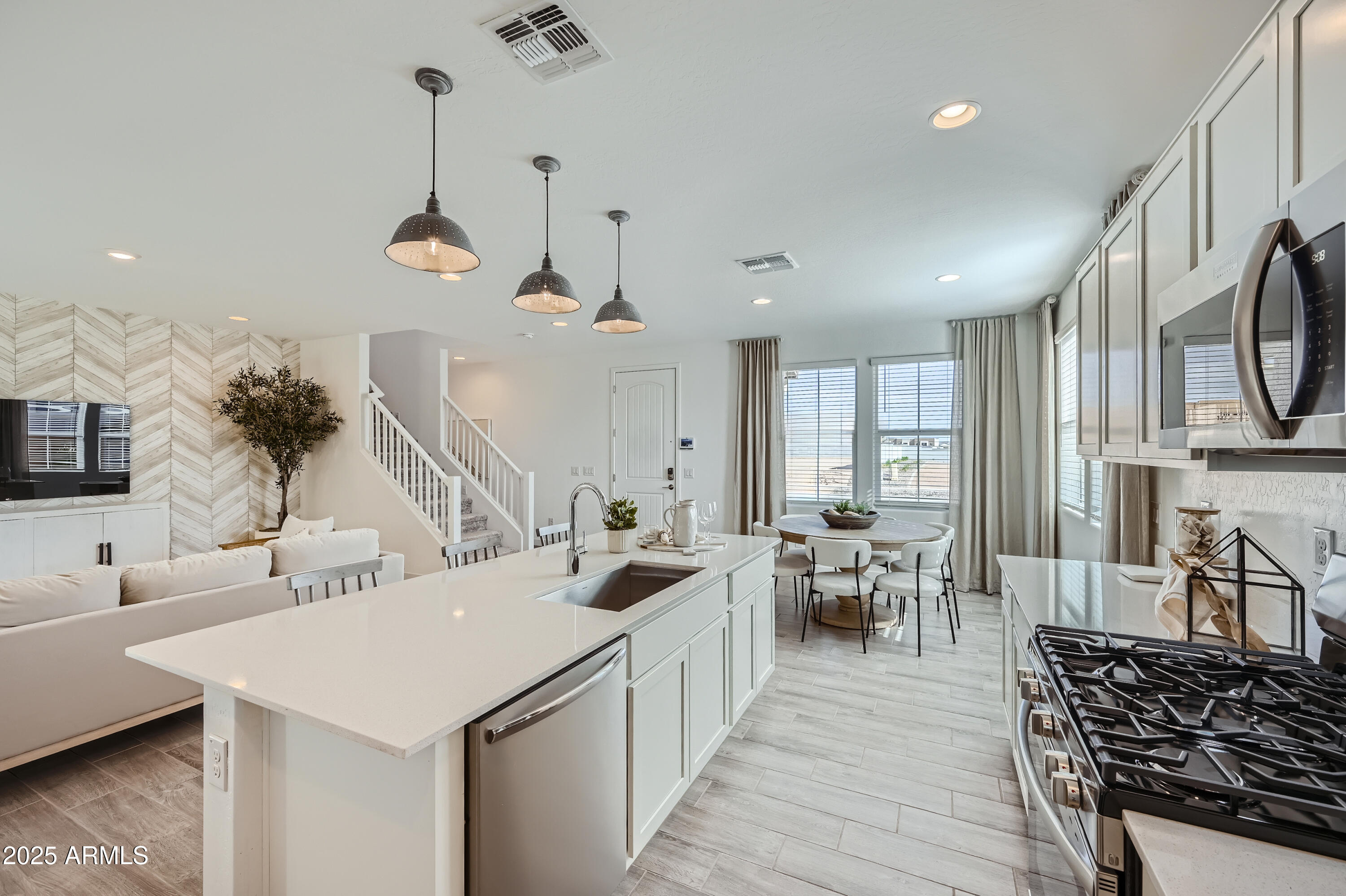 10158 E ULYSSES Avenue