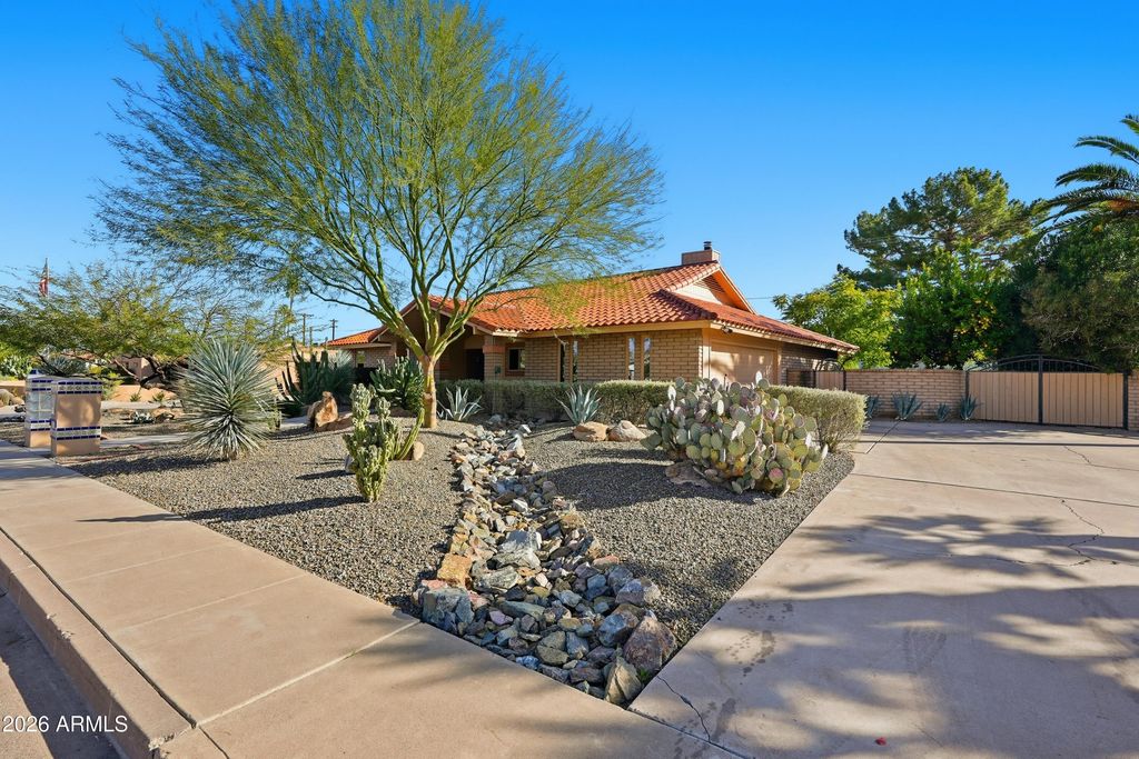 Photo of 14029 N Canterbury Drive, Phoenix, AZ 85023 (MLS # 6976049)