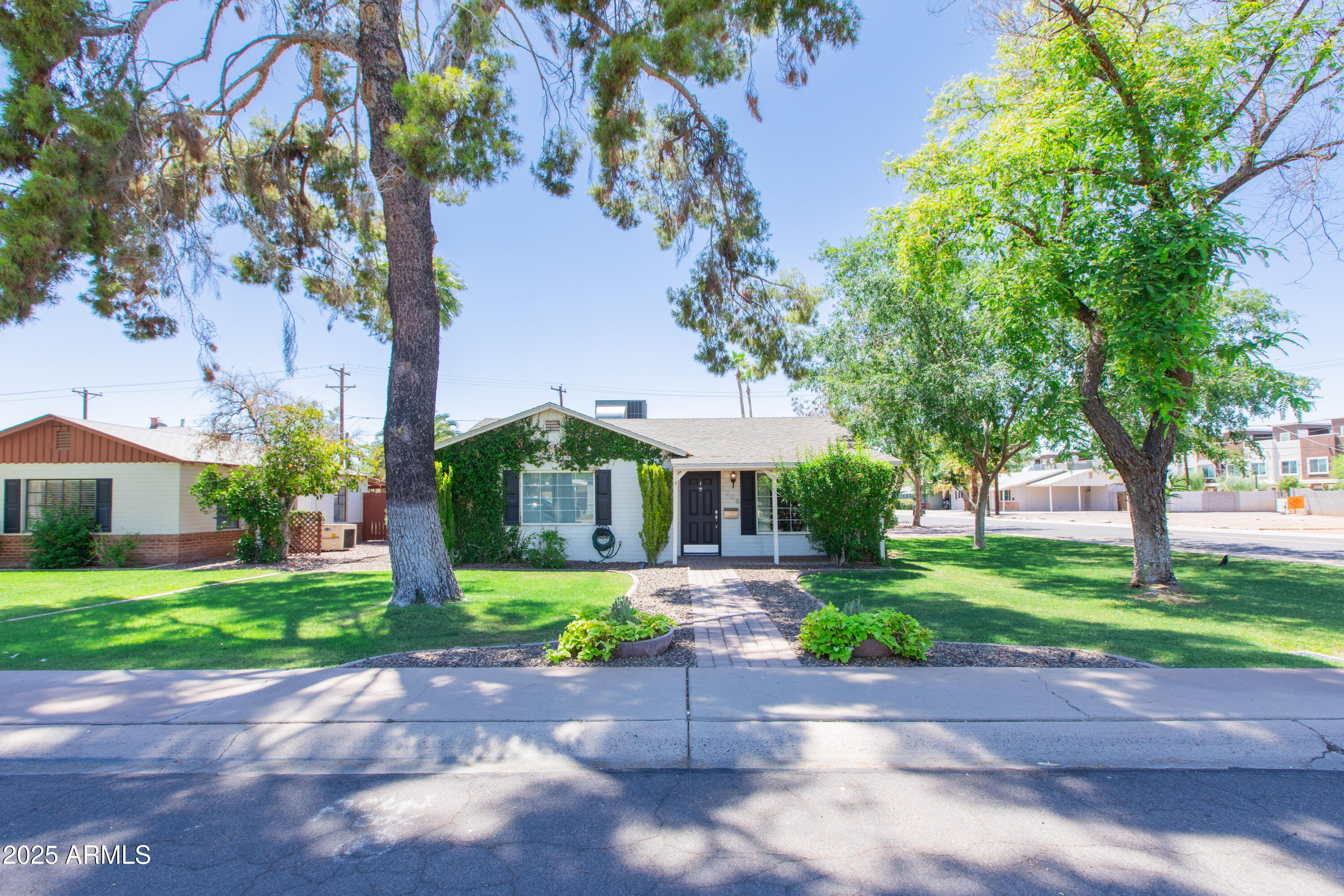 1006 S UNA Avenue