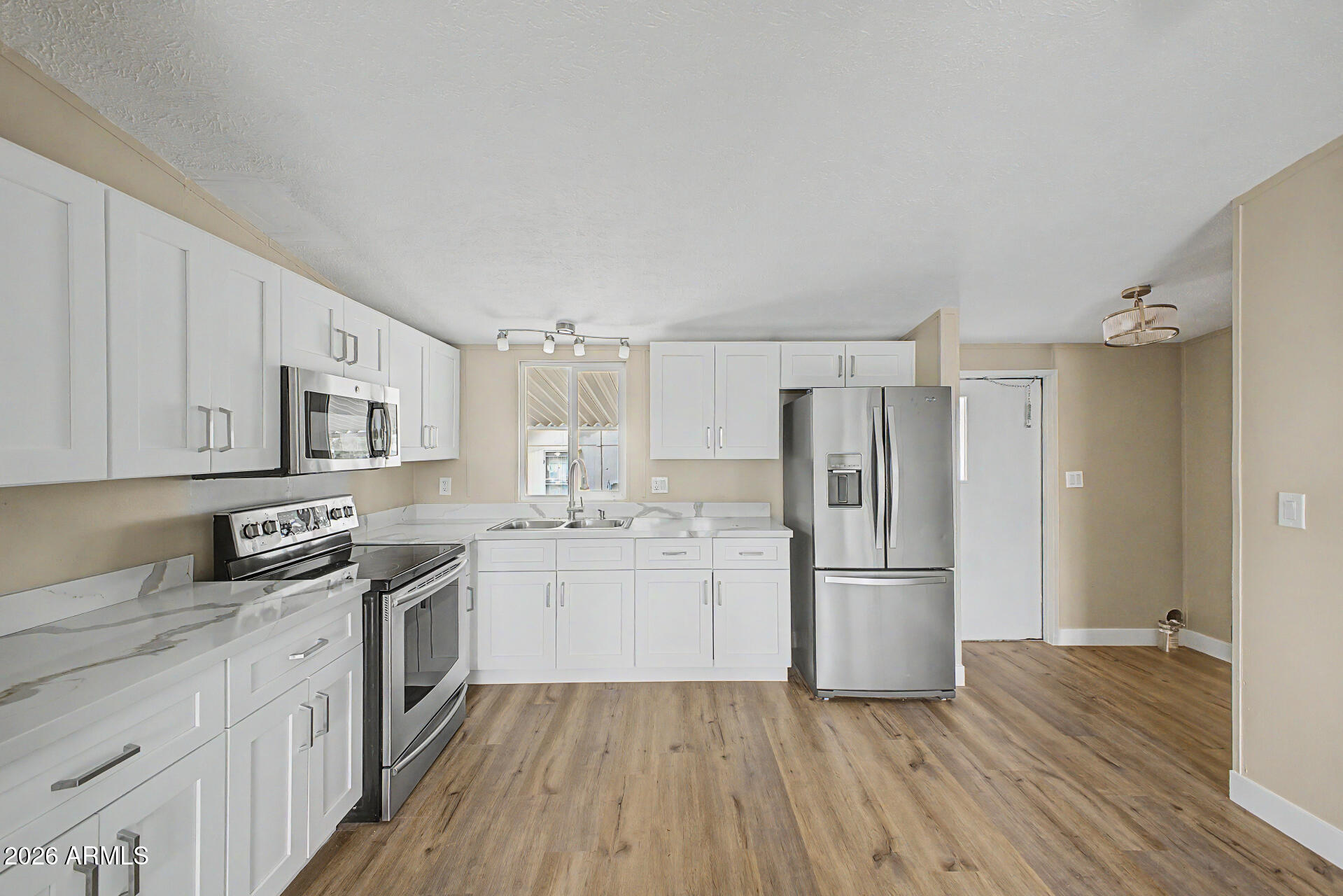 2000 S APACHE Road 220