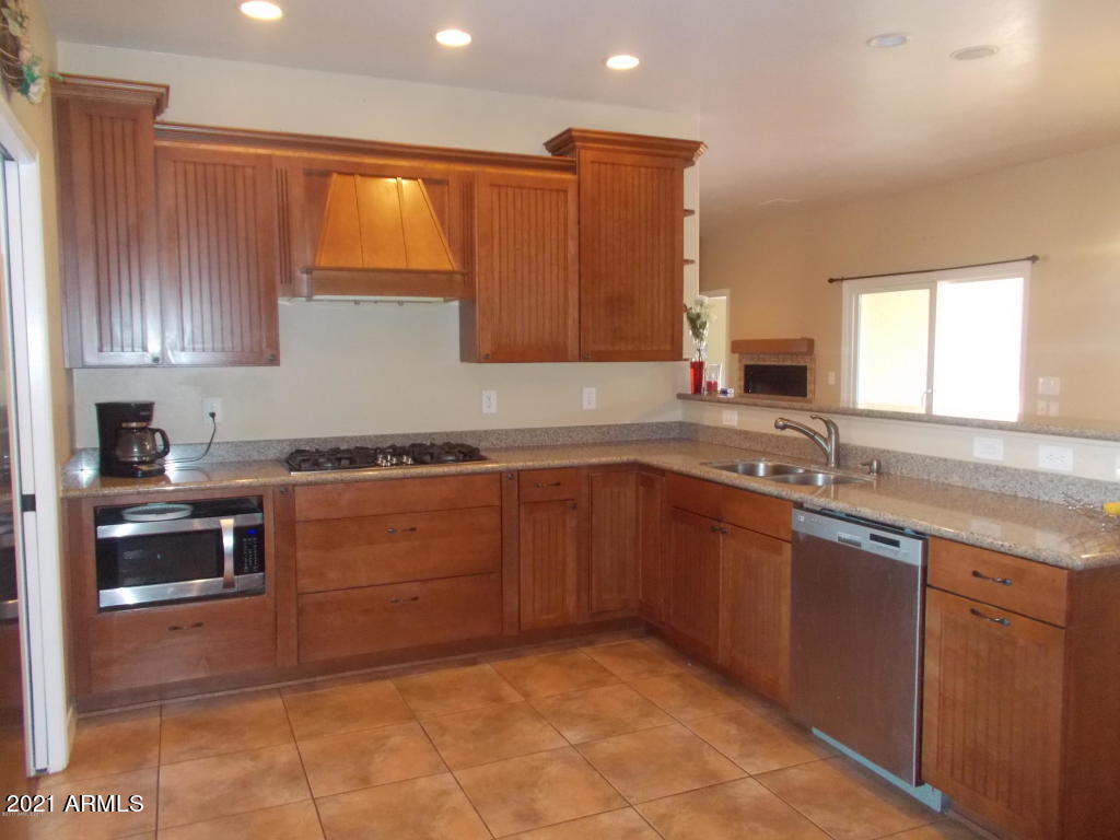 CANYON DE FLORES PHASE 2E - Residential Lease