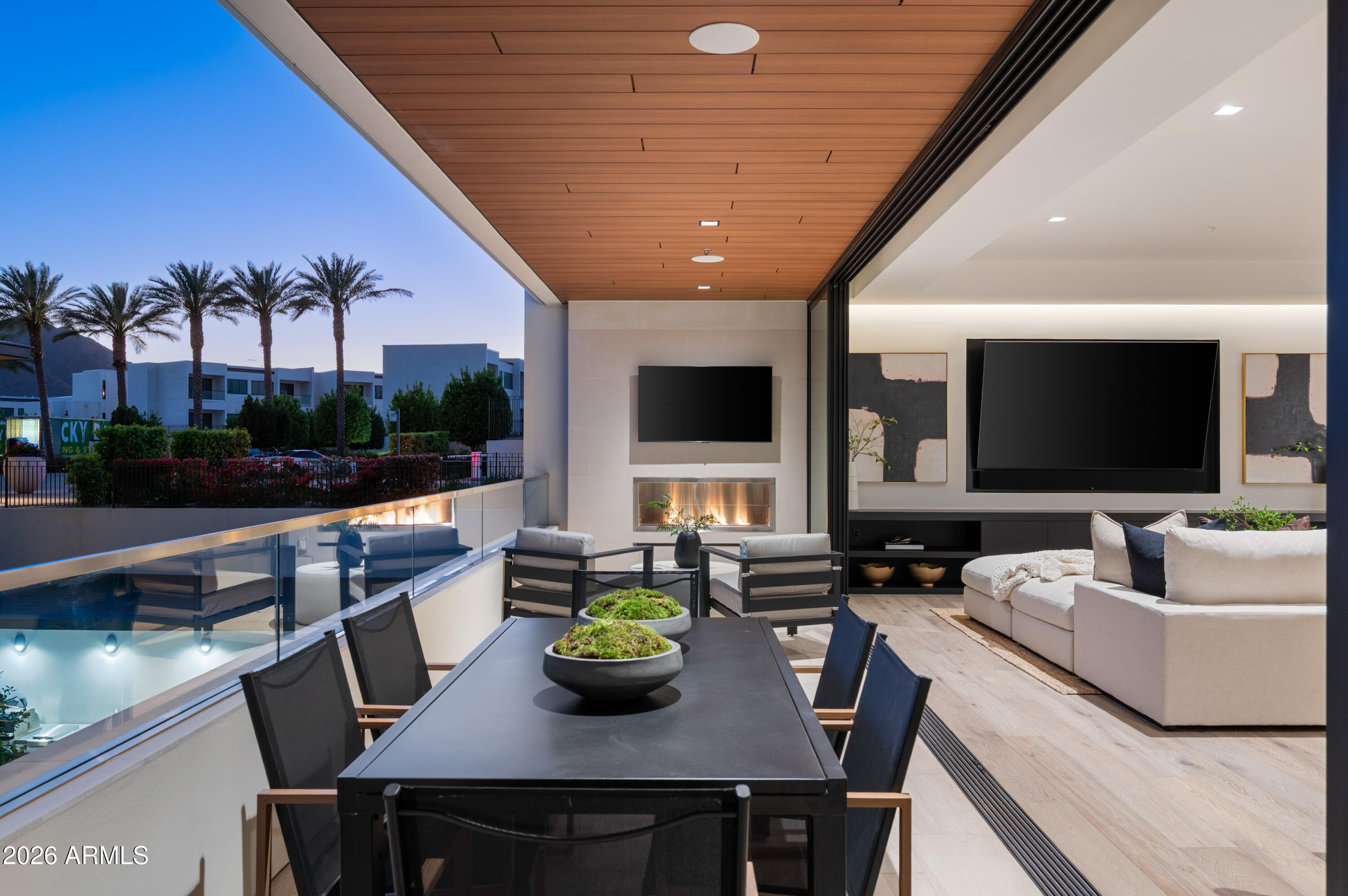 6587 N Palmeraie Boulevard 2002