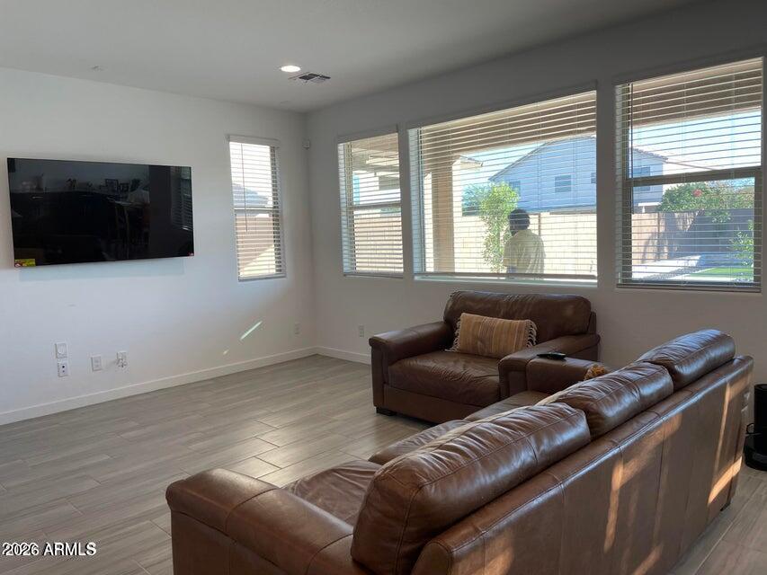 9115 W GLENROSA Avenue