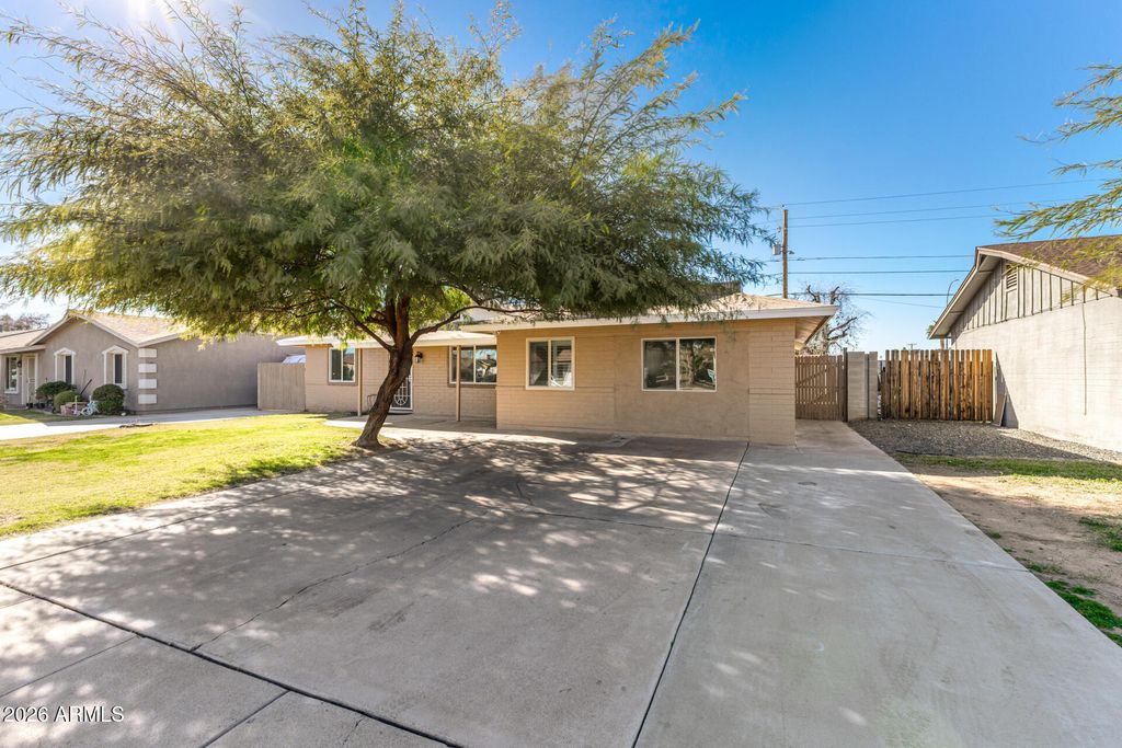Photo of 7630 N 42nd Lane, Phoenix, AZ 85051 (MLS # 6976667)