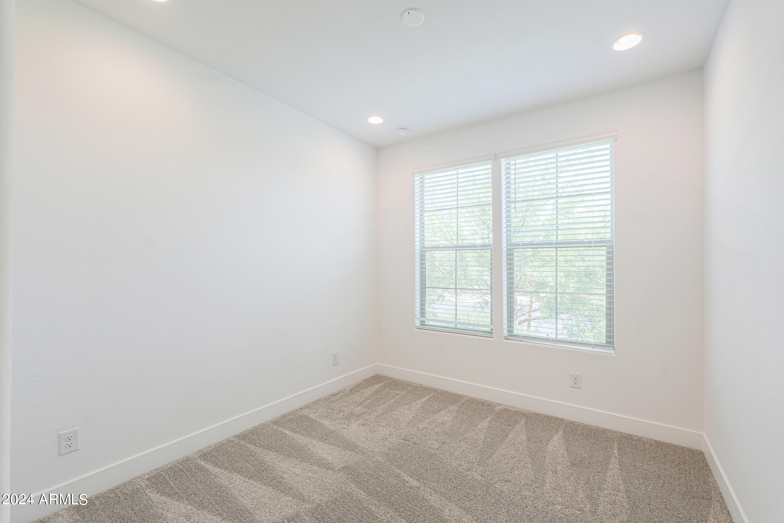 1249 E SILVER REEF Drive