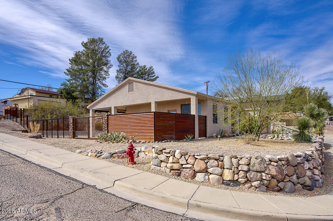 725 W HERMOSA Drive