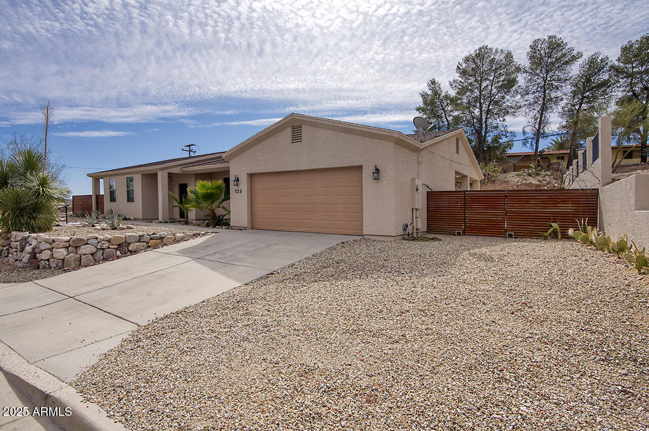 725 W HERMOSA Drive