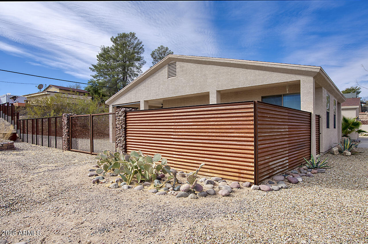 725 W HERMOSA Drive
