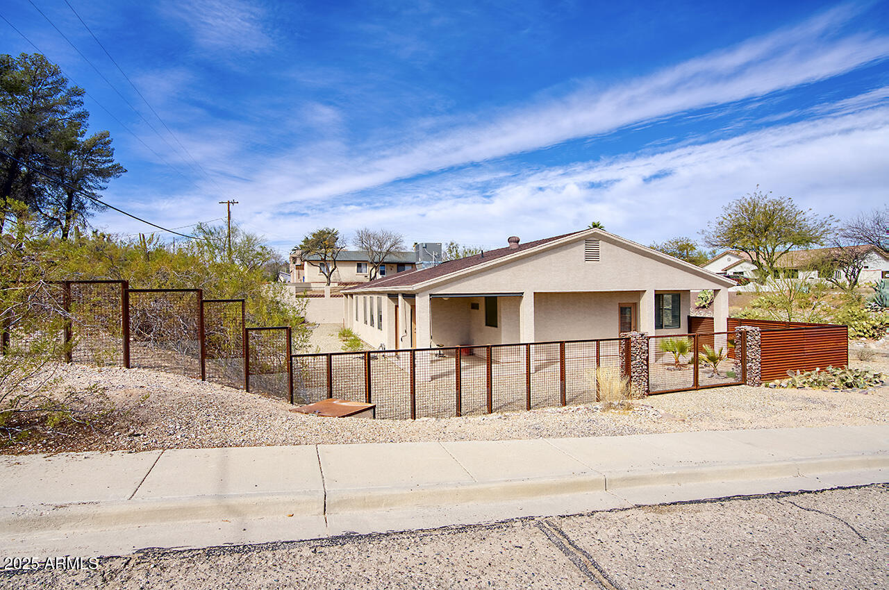 725 W HERMOSA Drive