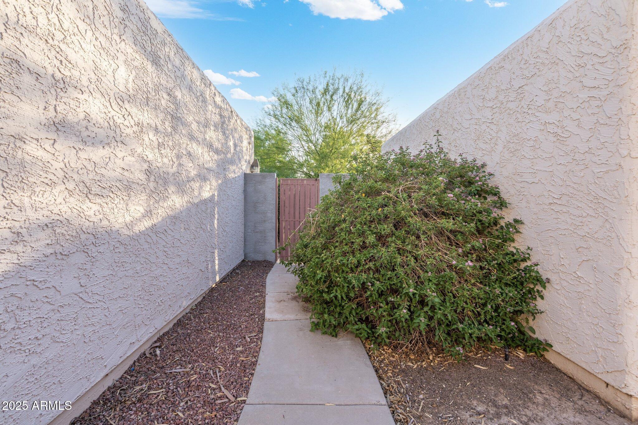 1913 S RIVER Drive