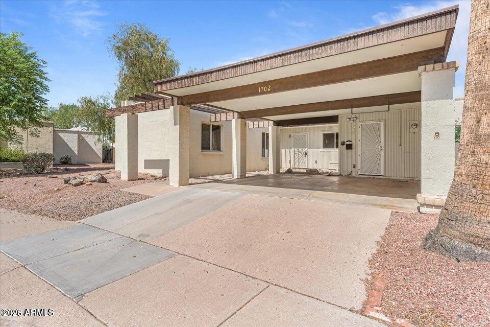 1702 E GAYLON Drive