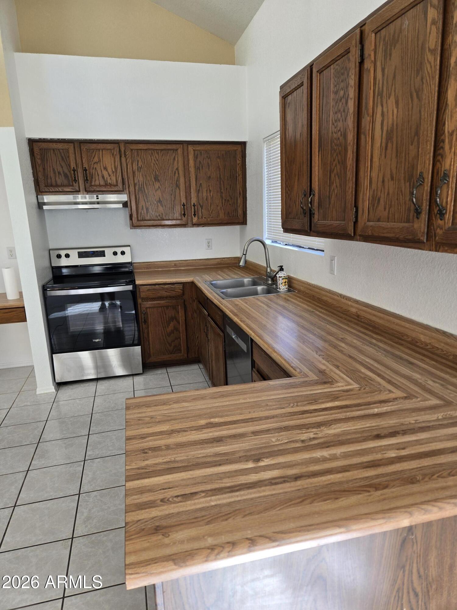 2671 N TAMARISK Street