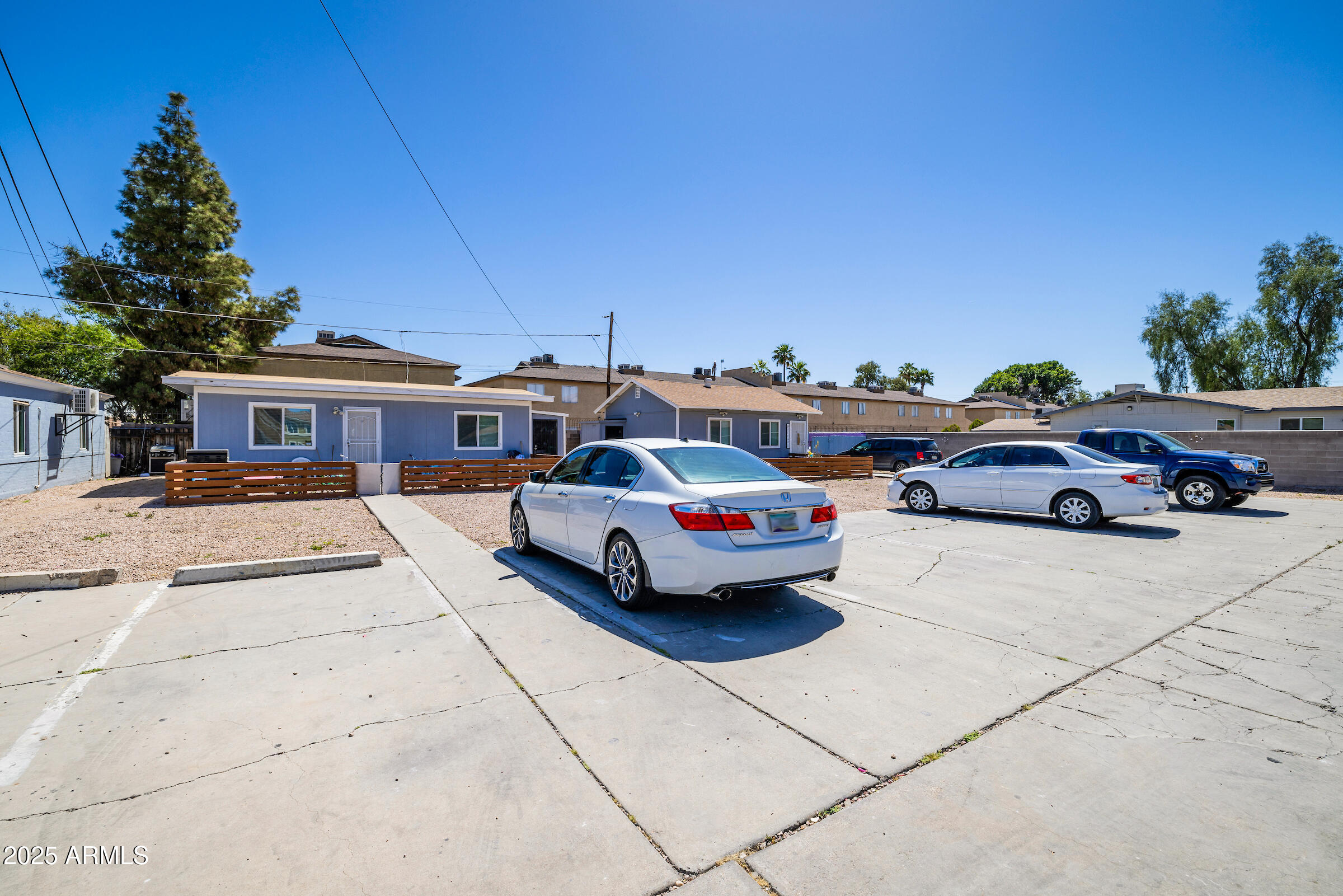 2425 W TURNEY Avenue