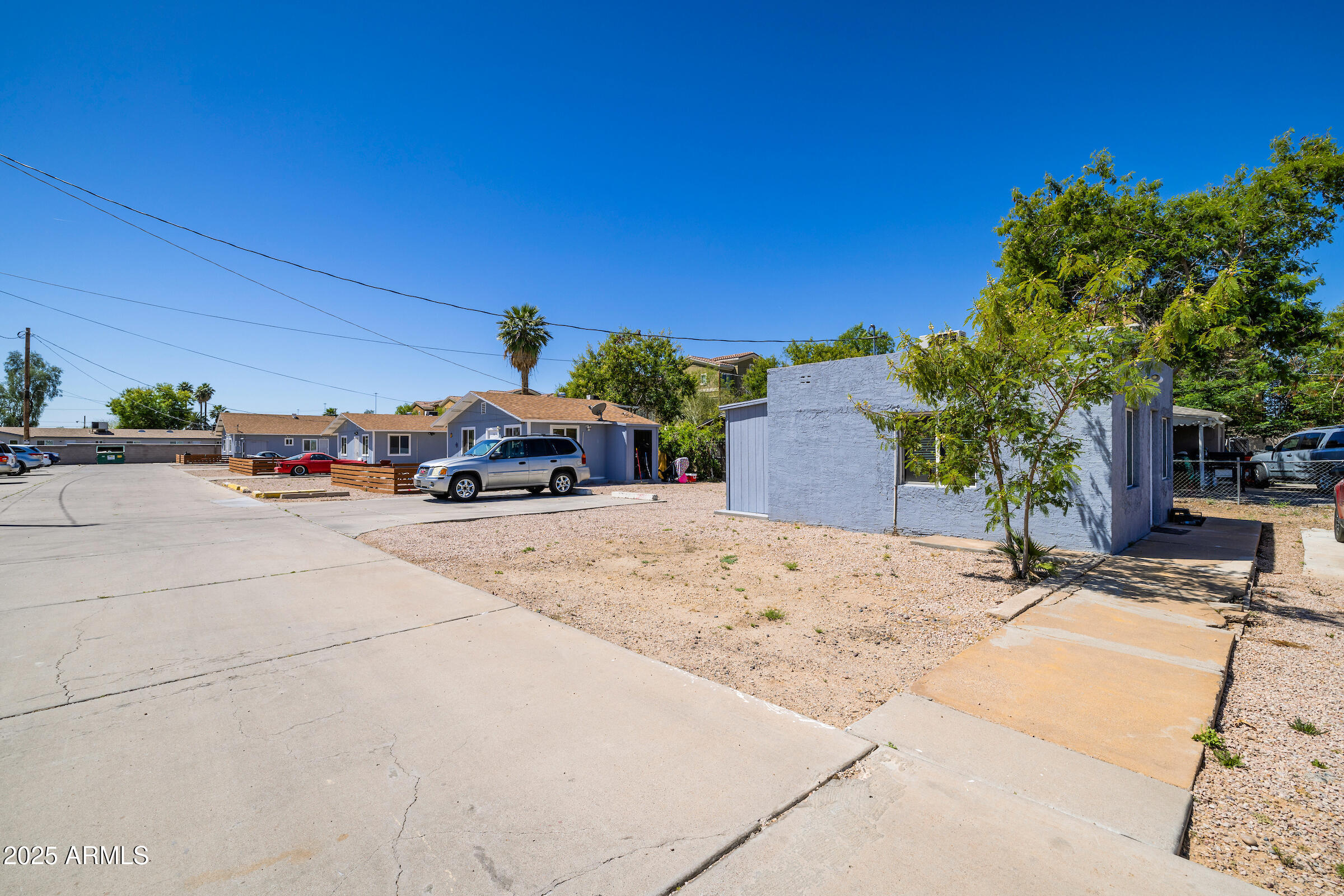 2425 W TURNEY Avenue