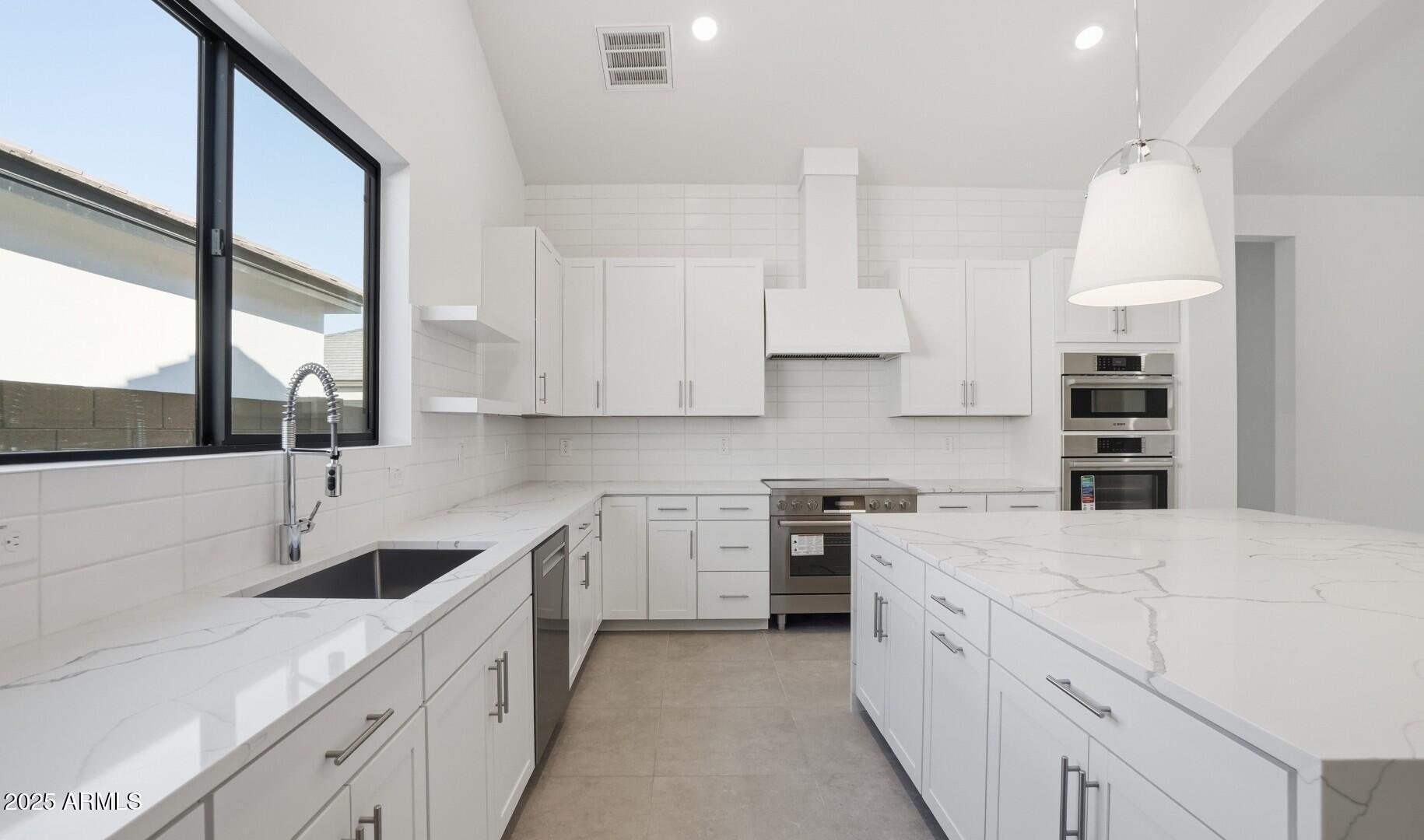 668 E Greenback Drive